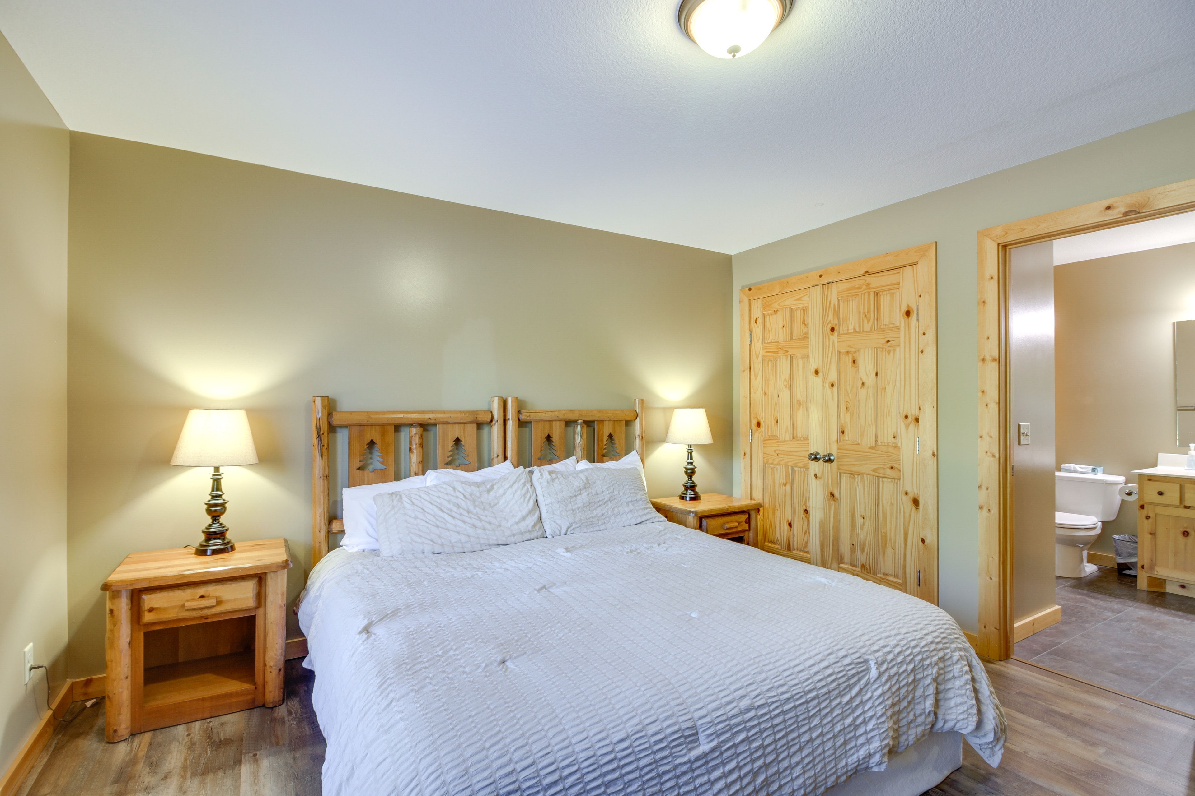 Bedroom 2 | Queen Bed | 1st Floor