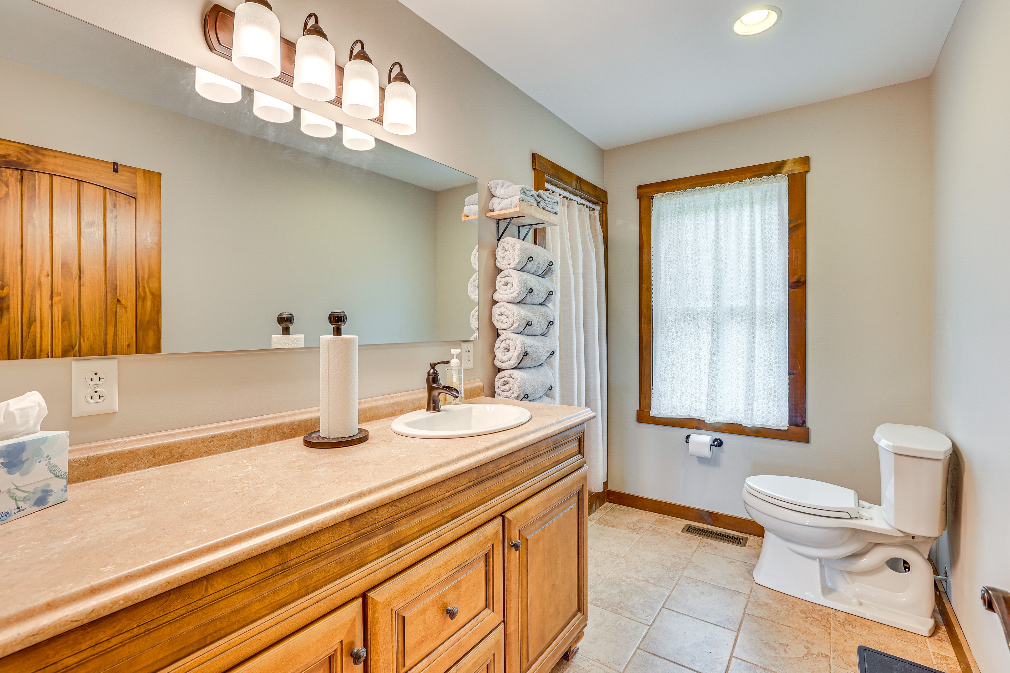 Full Bathroom | Main Level | Complimentary Toiletries