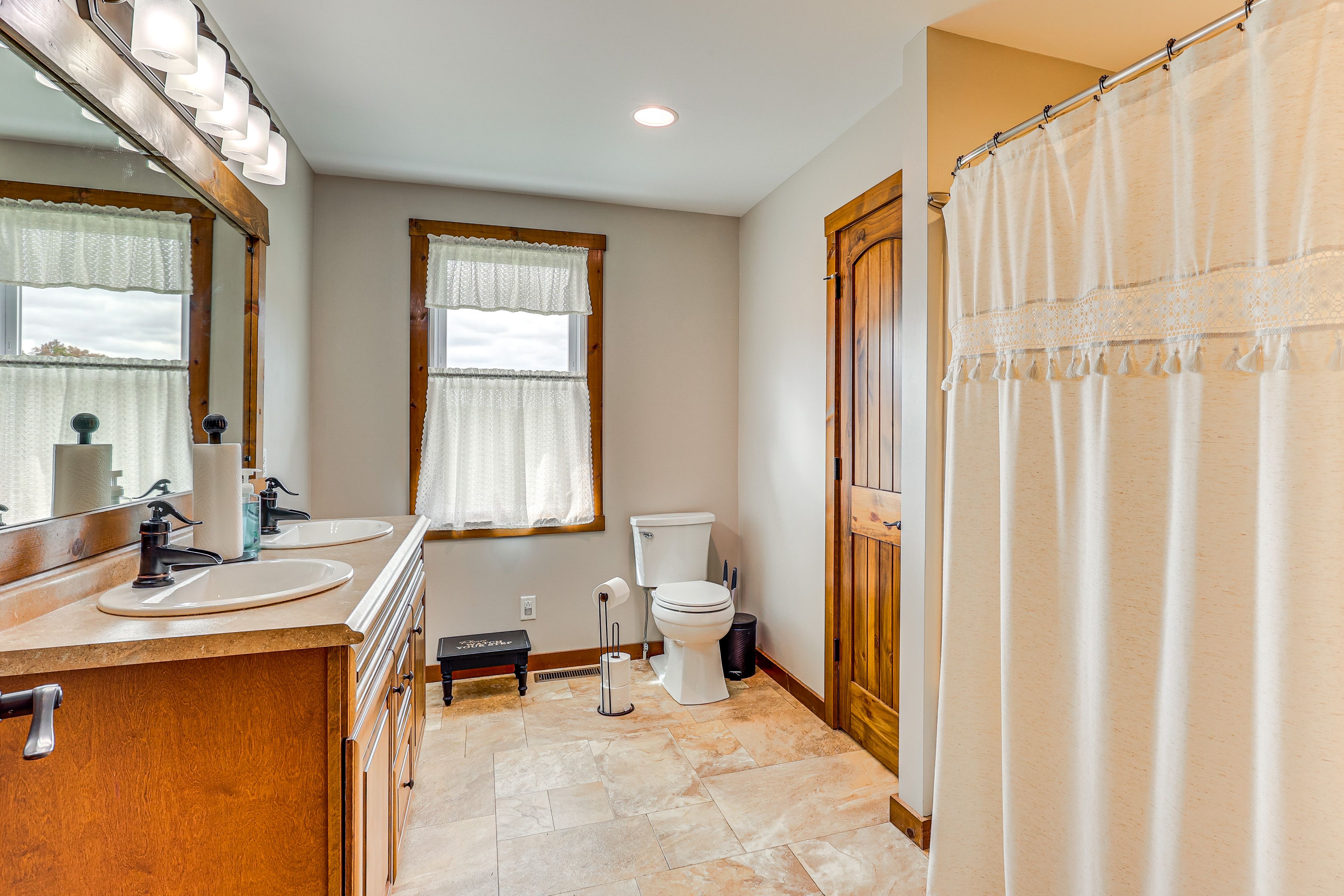 Full Bathroom | Upper Level | Complimentary Toiletries