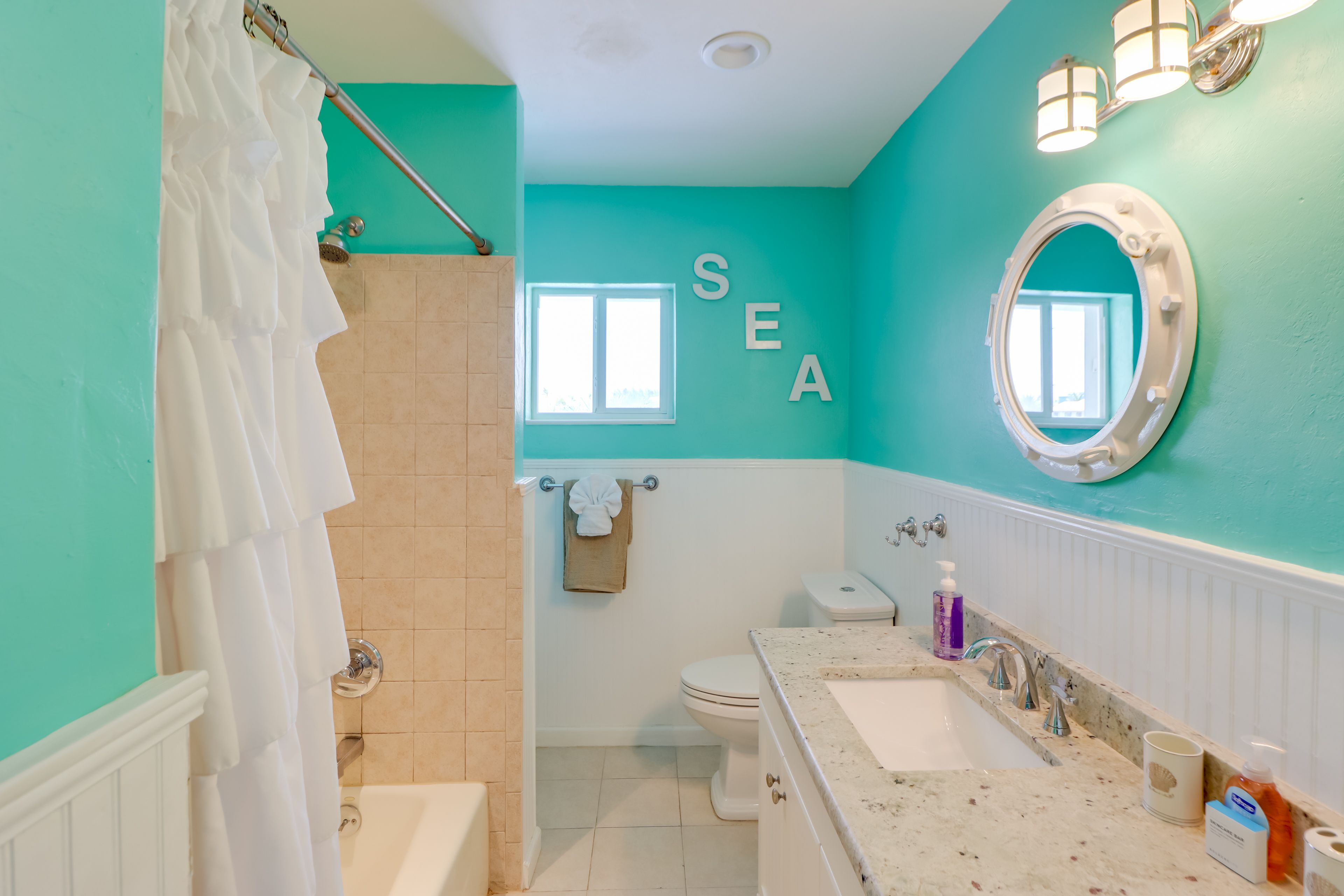 Full Bathroom | 2nd Floor | Complimentary Toiletries
