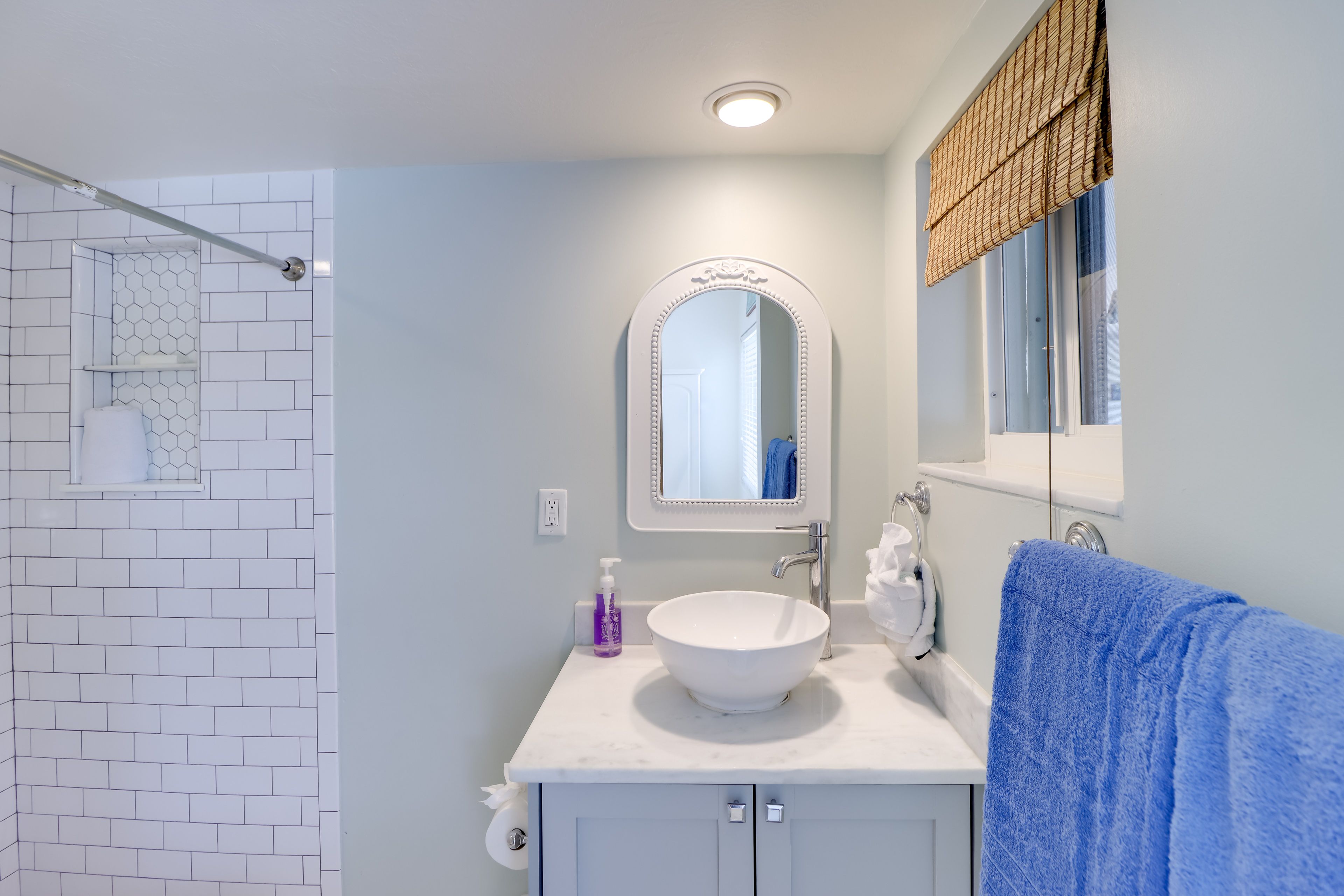 Full Bathroom | 1st Floor | Towels Provided