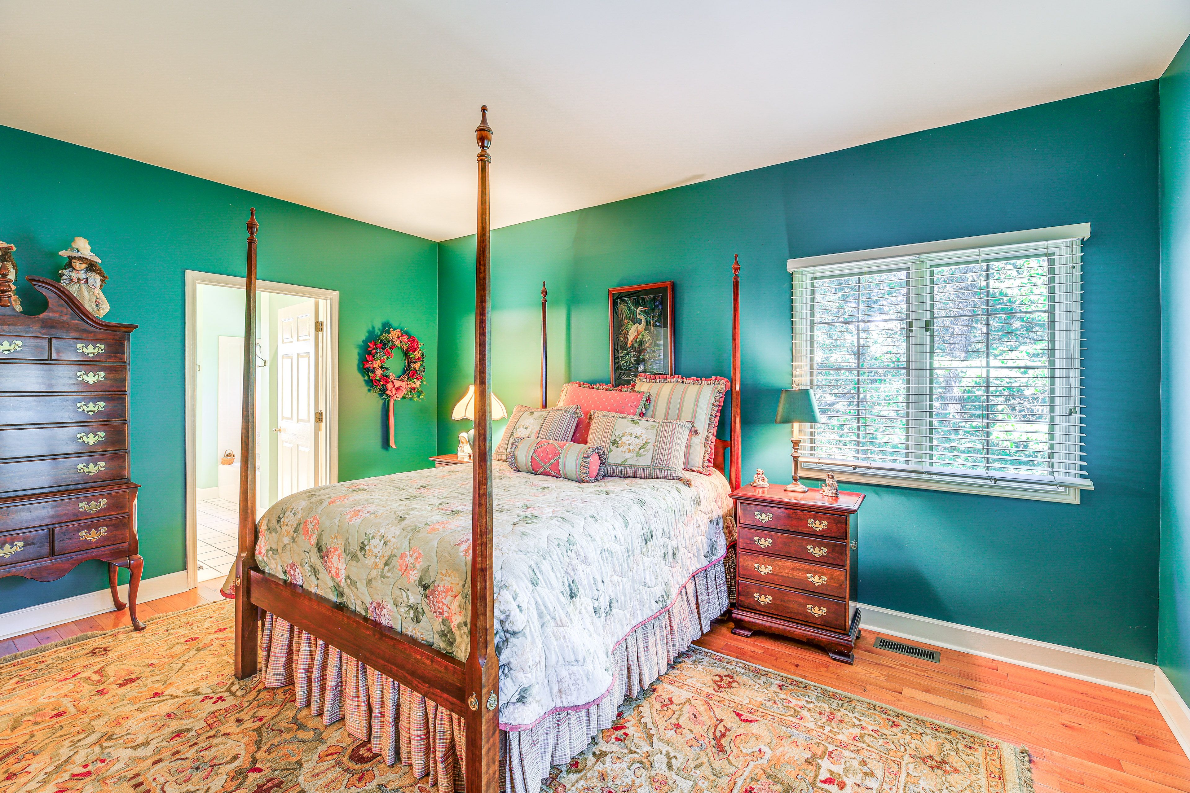Bedroom 1 | Queen Bed | Linens Provided | 1st Floor