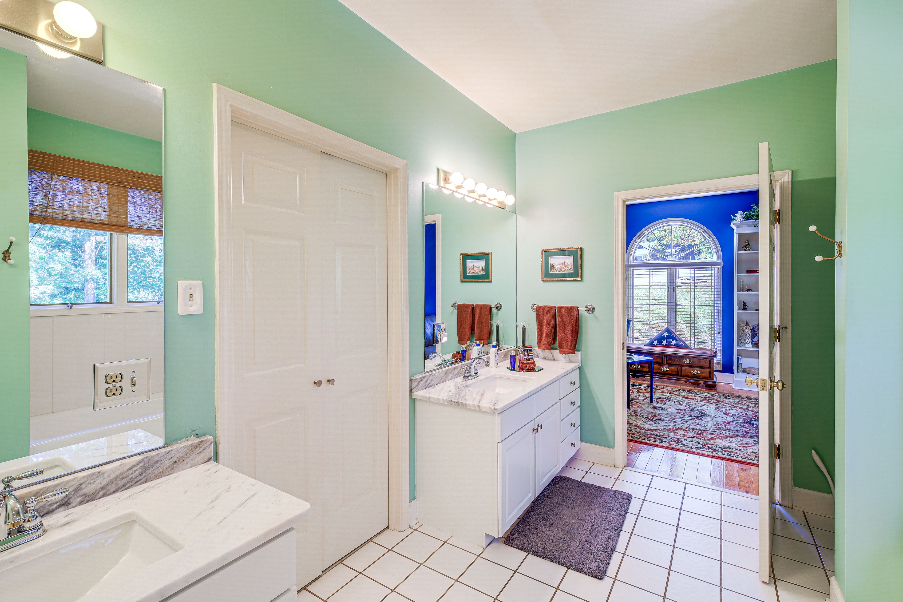 Full Bathroom | Towels Provided | Complimentary Toiletries | 1st Floor
