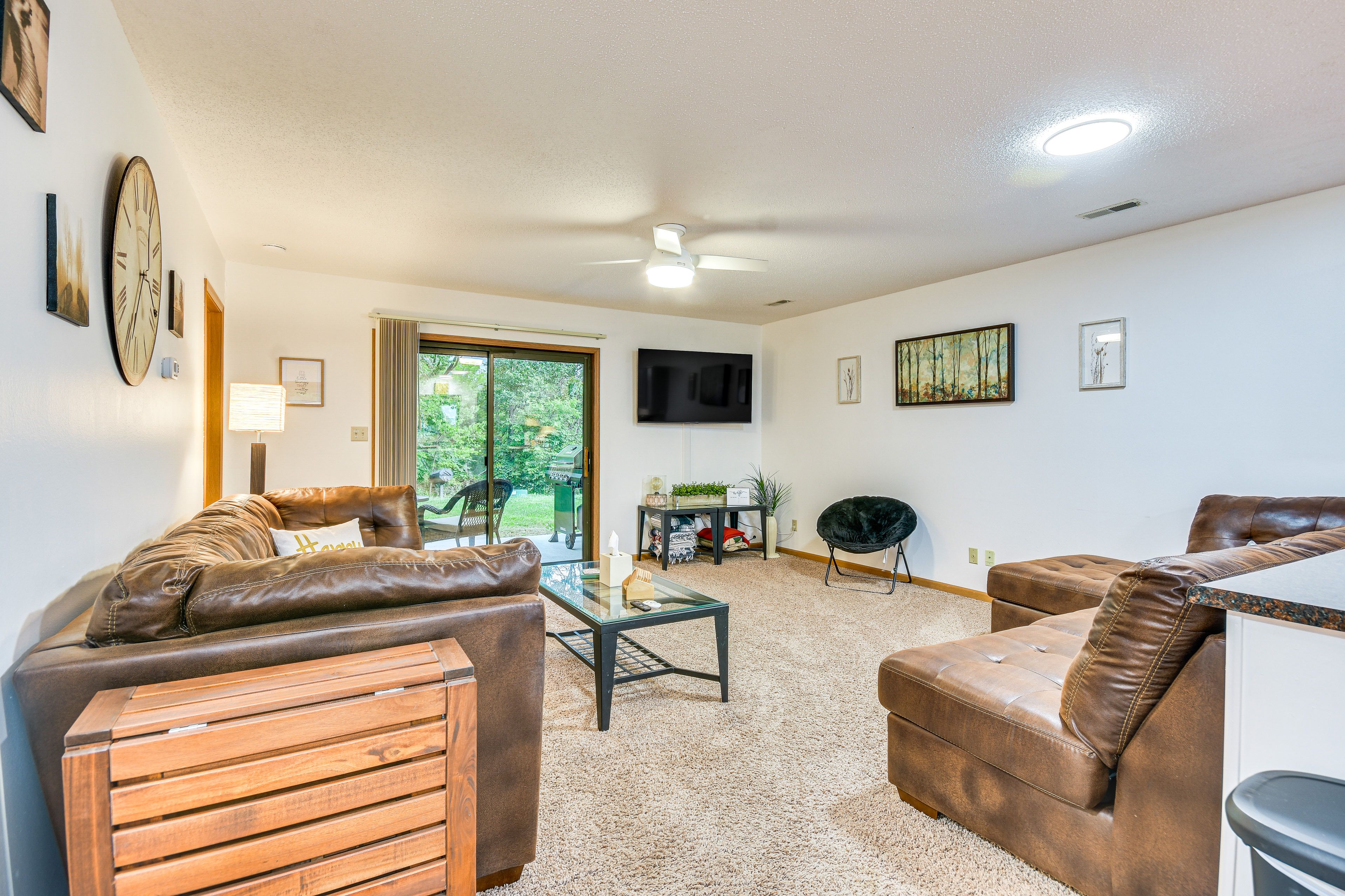 Living Room | Free WiFi | Central Heating & A/C | Smart TV