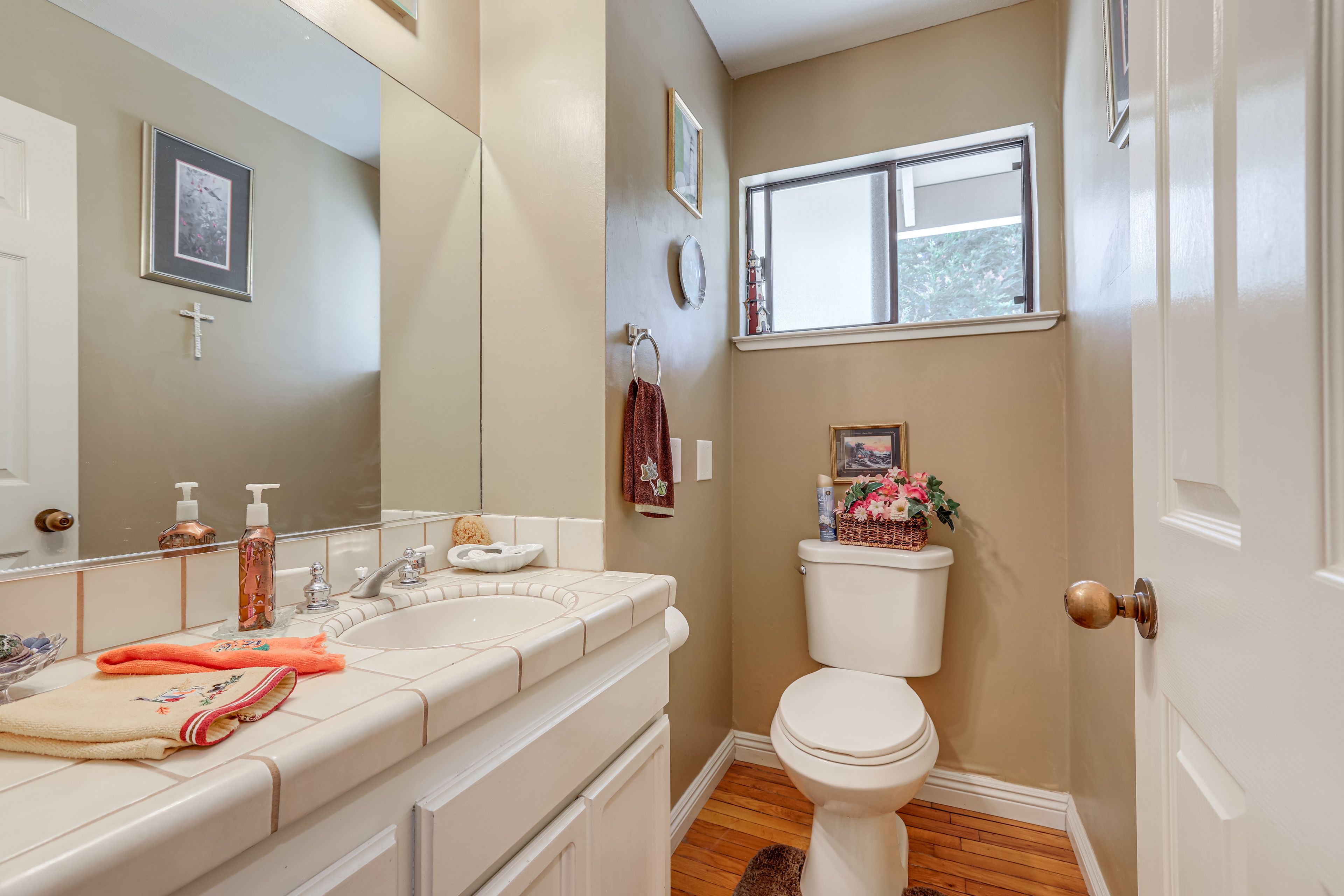 Half Bathroom | 1st Floor | Complimentary Toiletries | Towels Provided