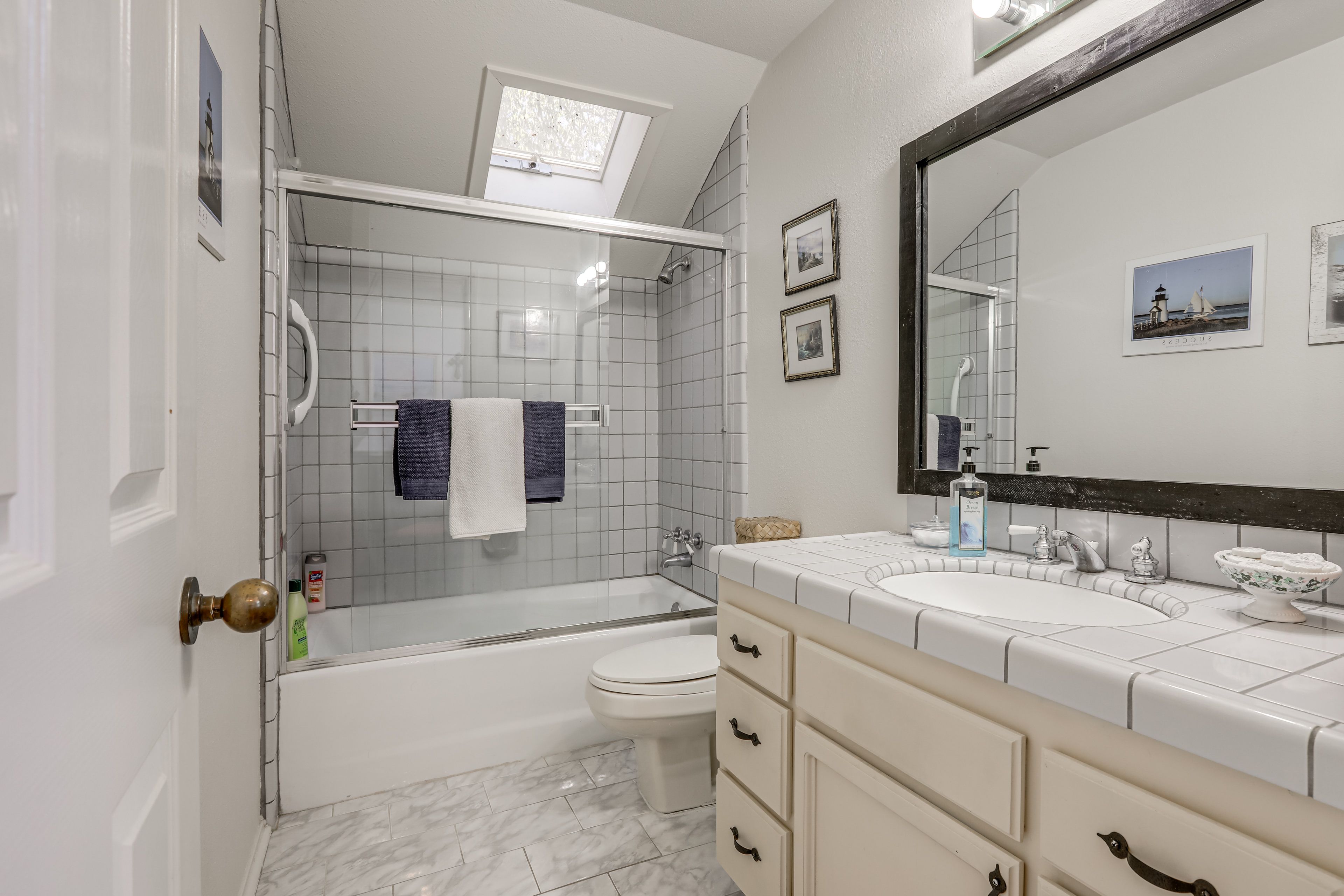Full Bathroom | 2nd Floor