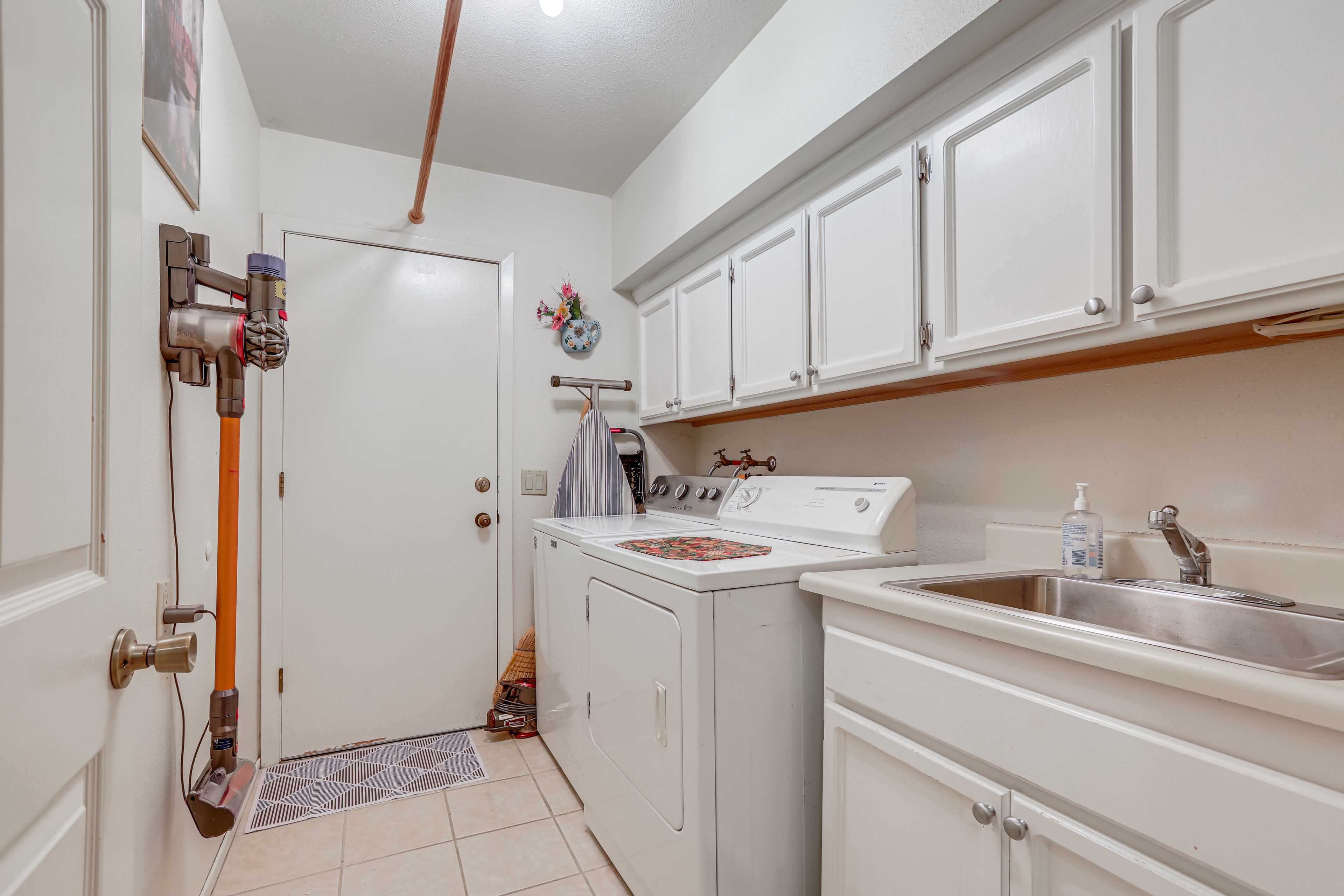 Laundry Area | 1st Floor | Washer/Dryer | Trash Bags/Paper Towels