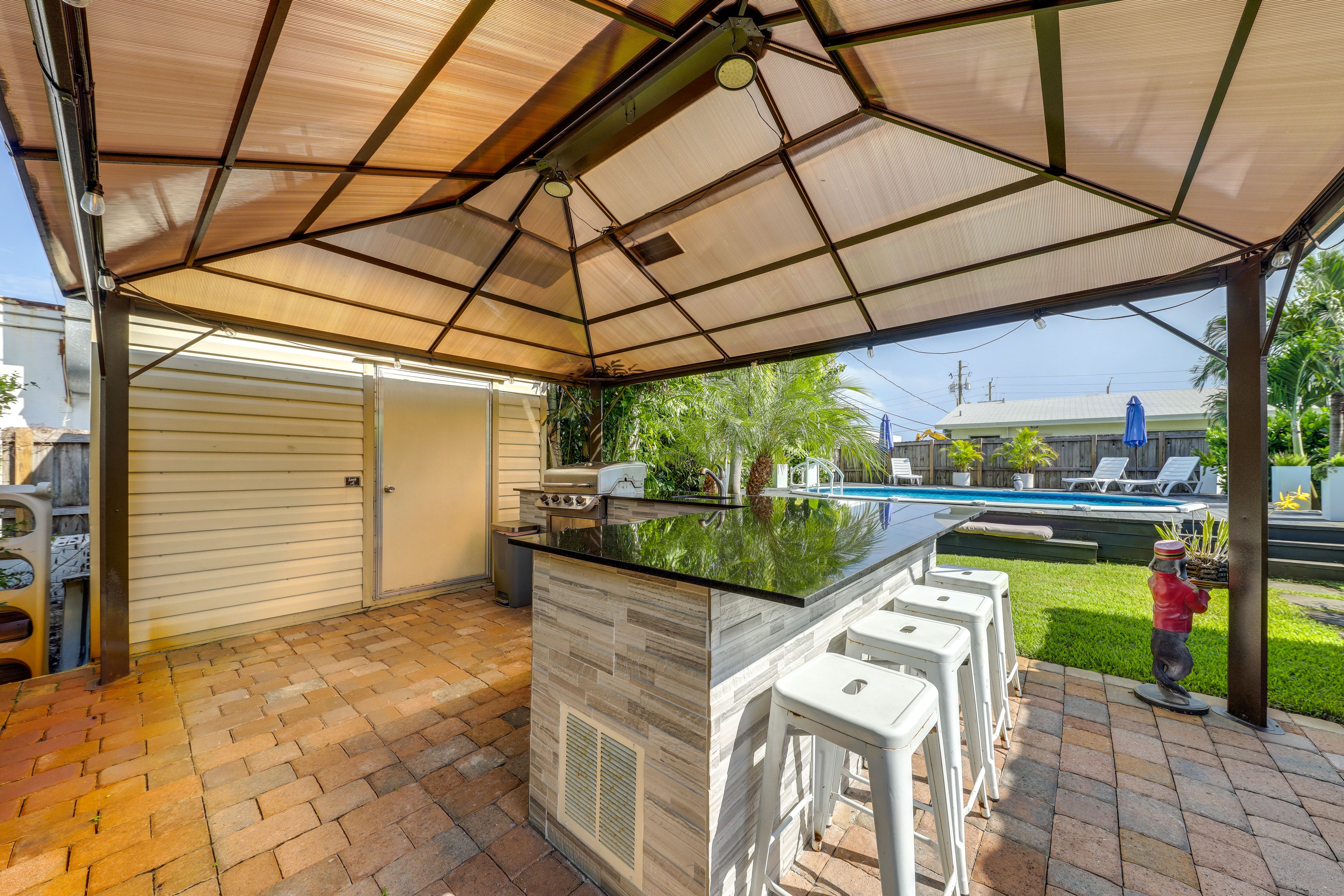Outdoor Kitchen | Gas Grill | Mini Fridge