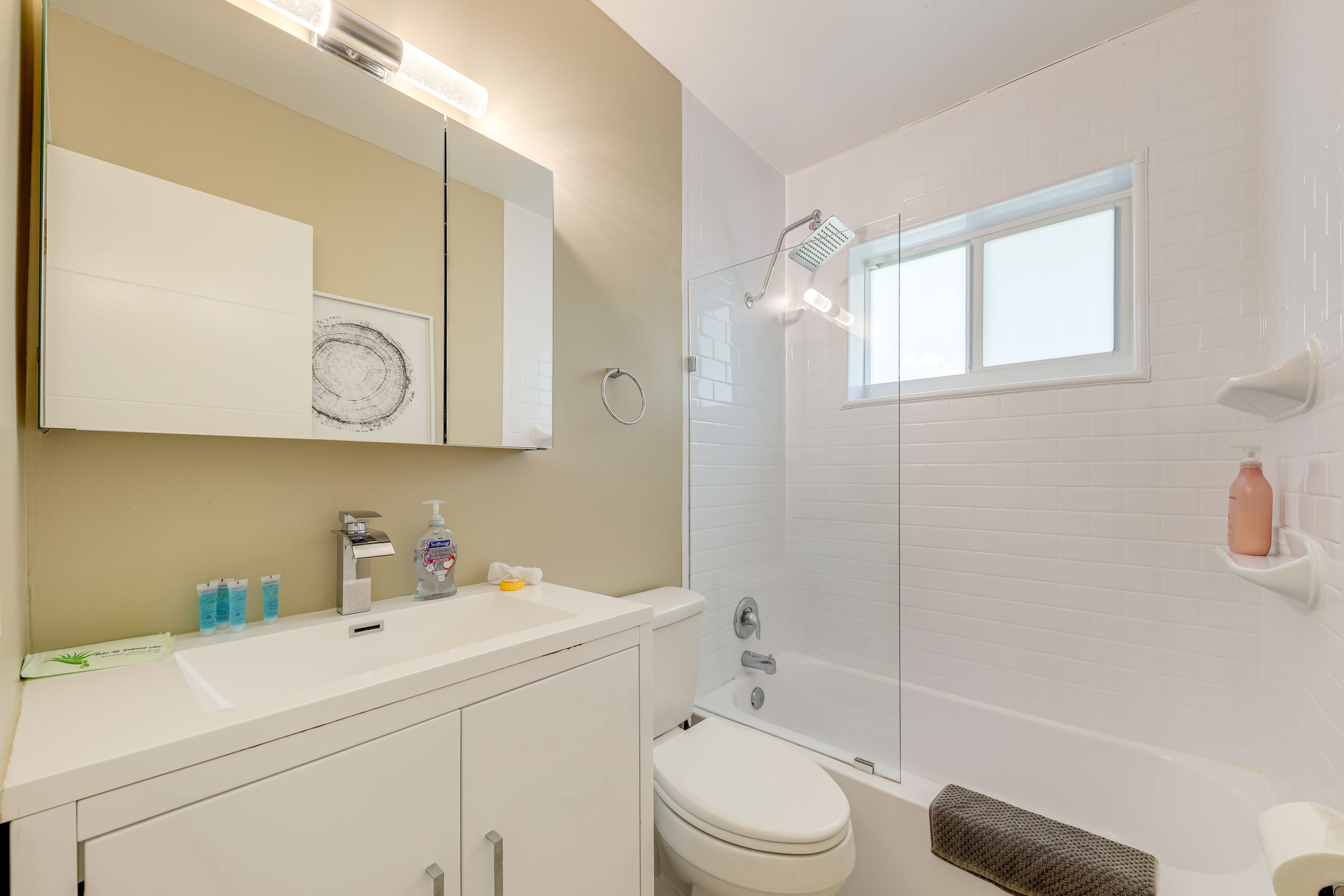 Full Bathroom | Towels Provided | Complimentary Toiletries