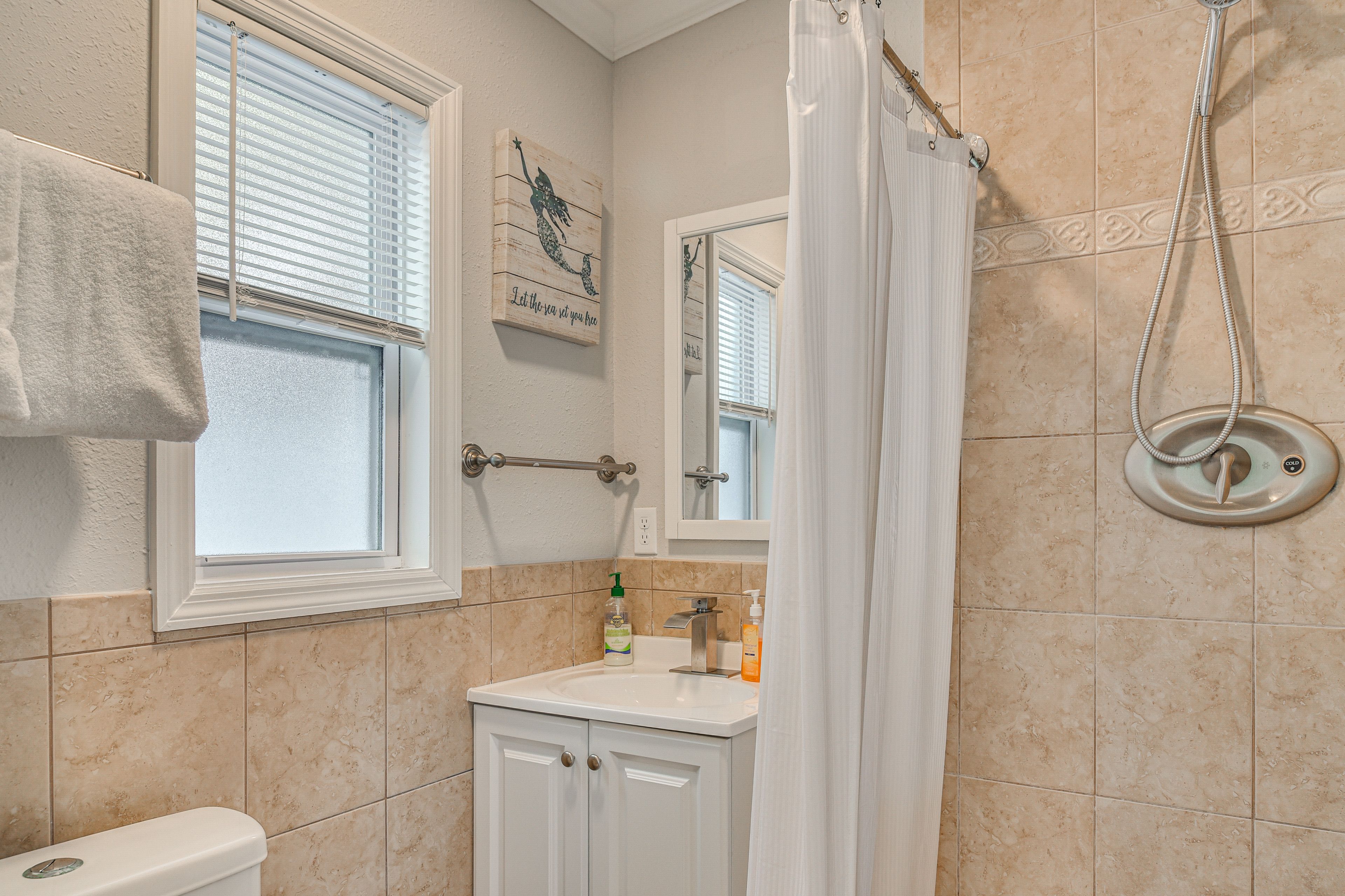 Full Bathroom | Towels Provided