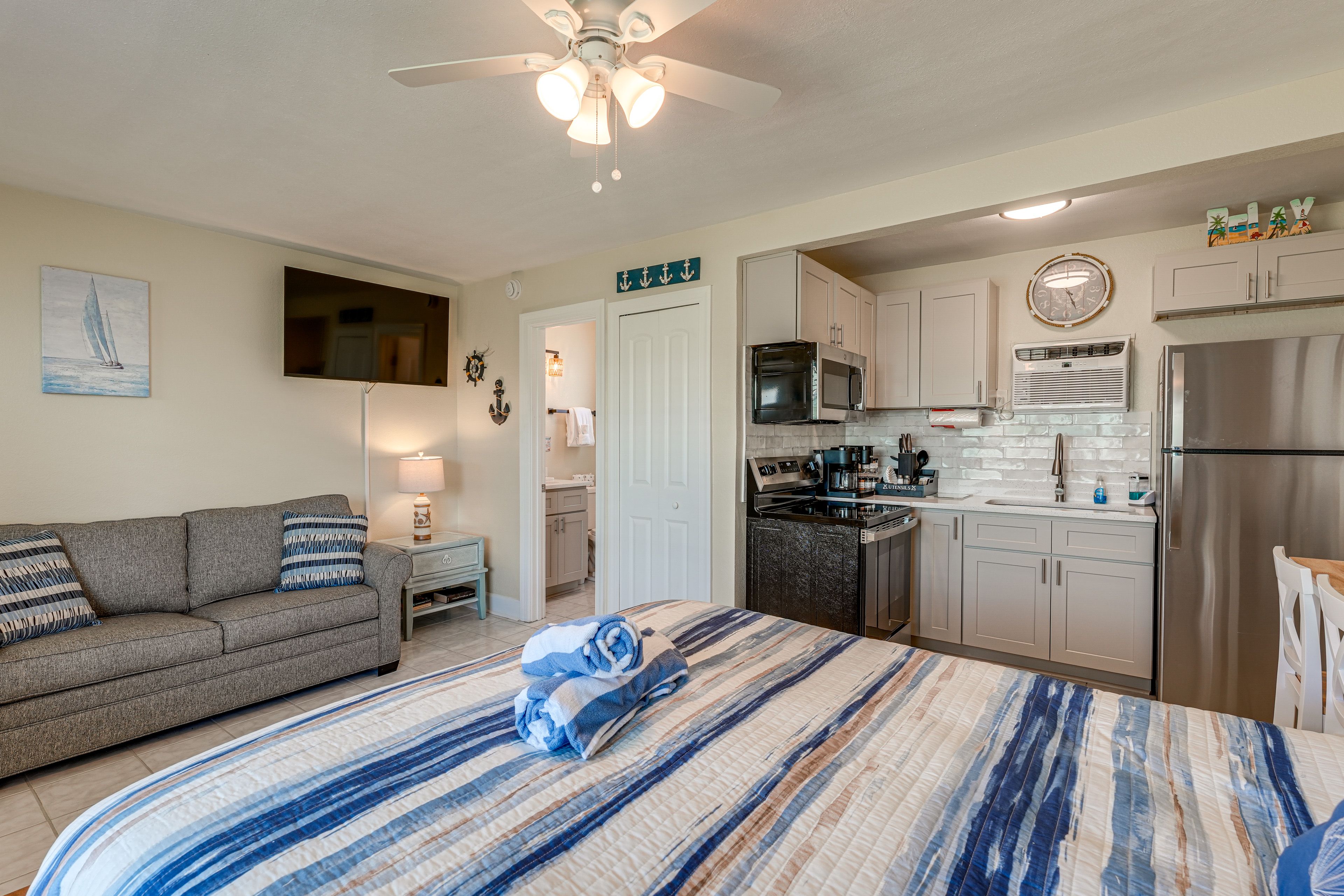 Redington Shores Vacation Rental | Studio | 1BA | 277 Sq Ft | 1 Step to Enter