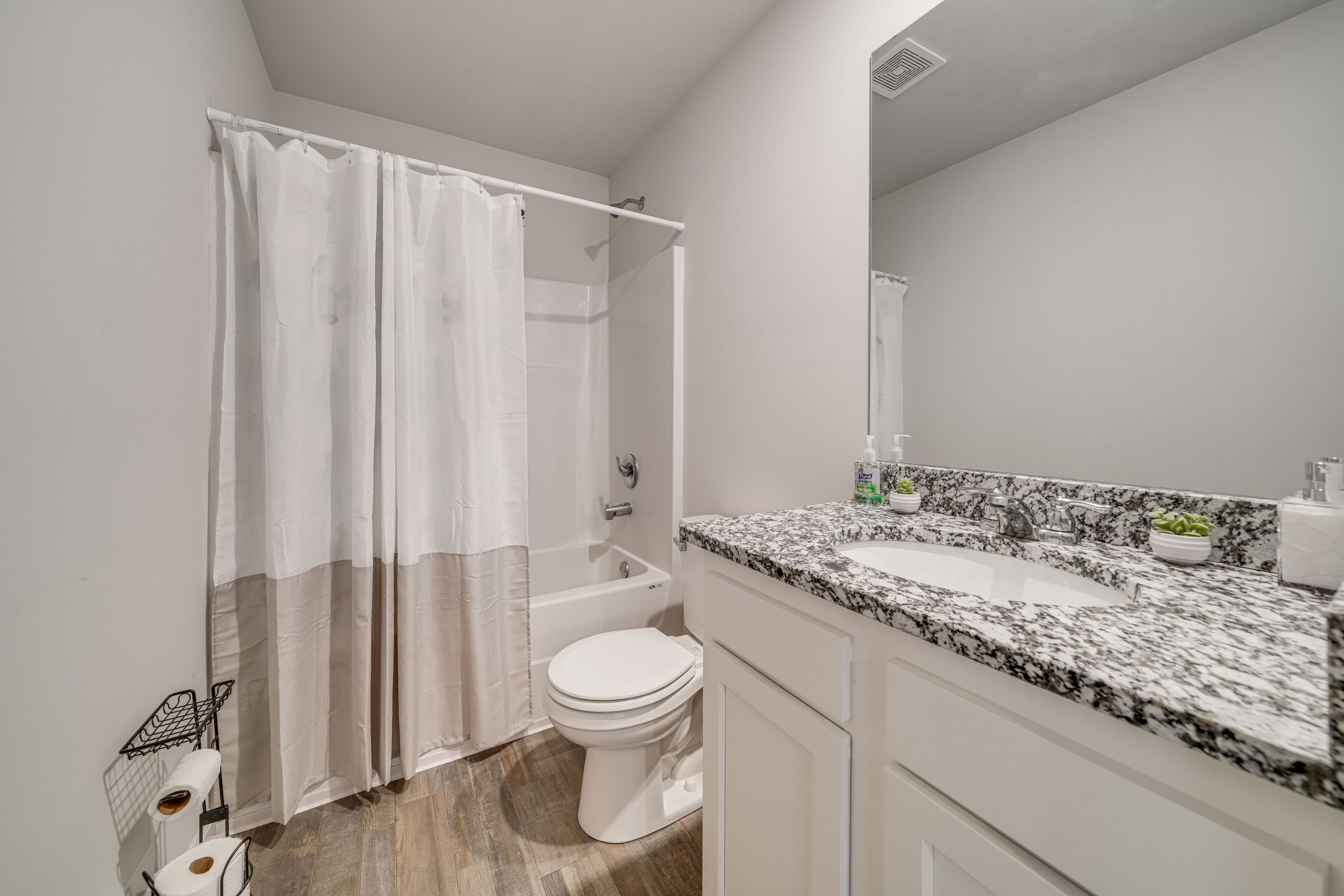 Full Bathroom | Towels Provided | 2nd Floor