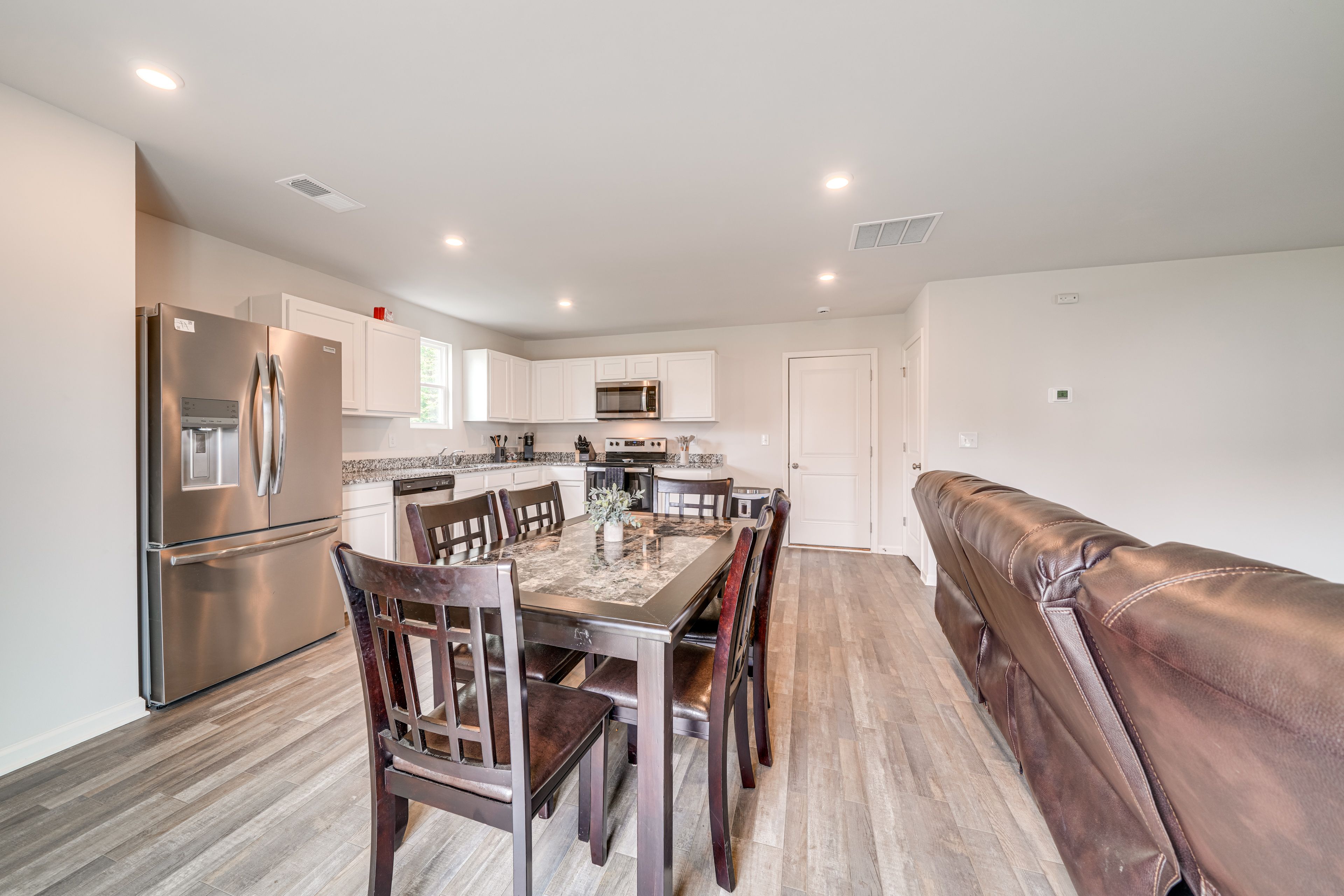 Dining Area | Dishware/Flatware Provided | 1st Floor