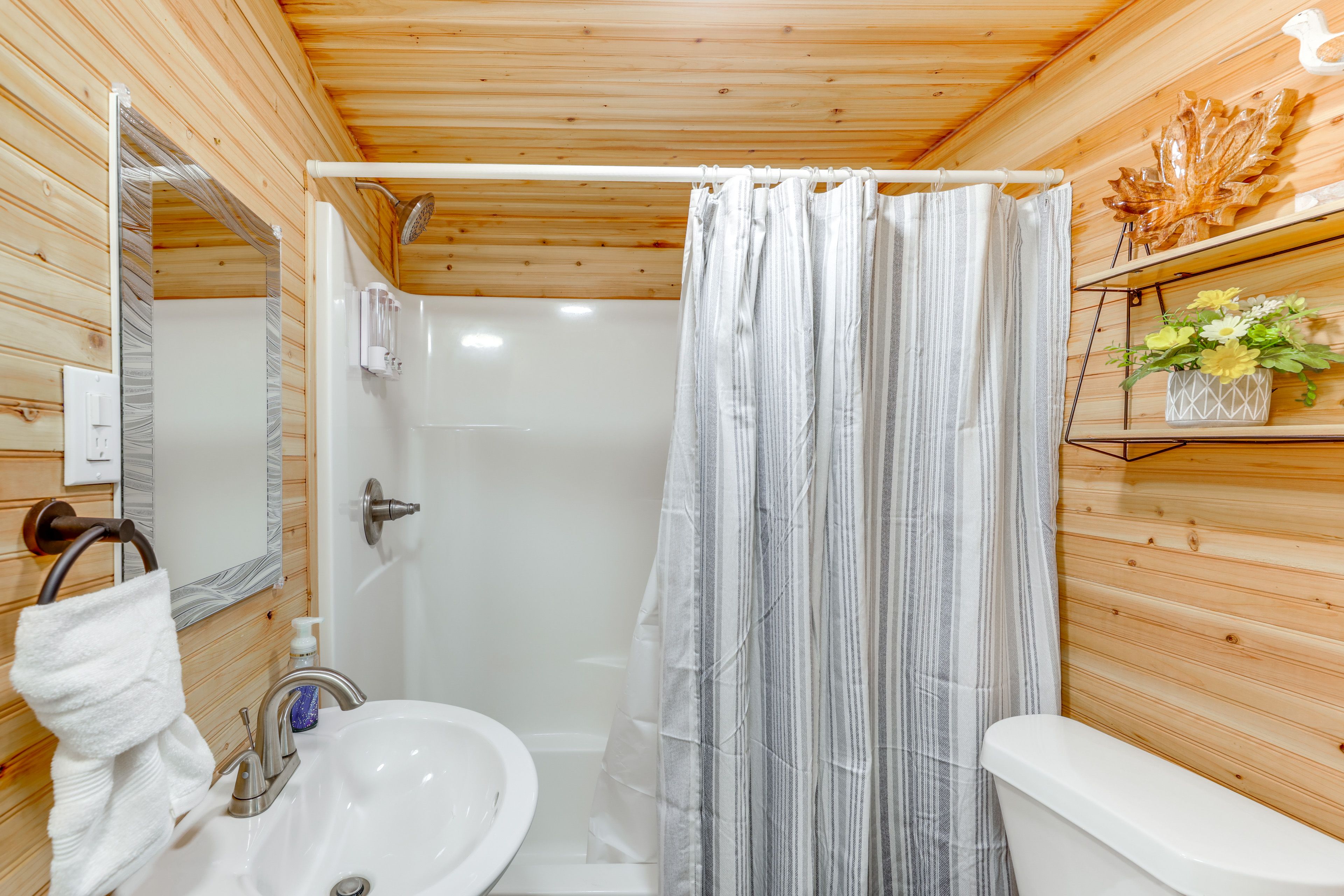 Bathroom | Complimentary Toiletries | Towels Provided