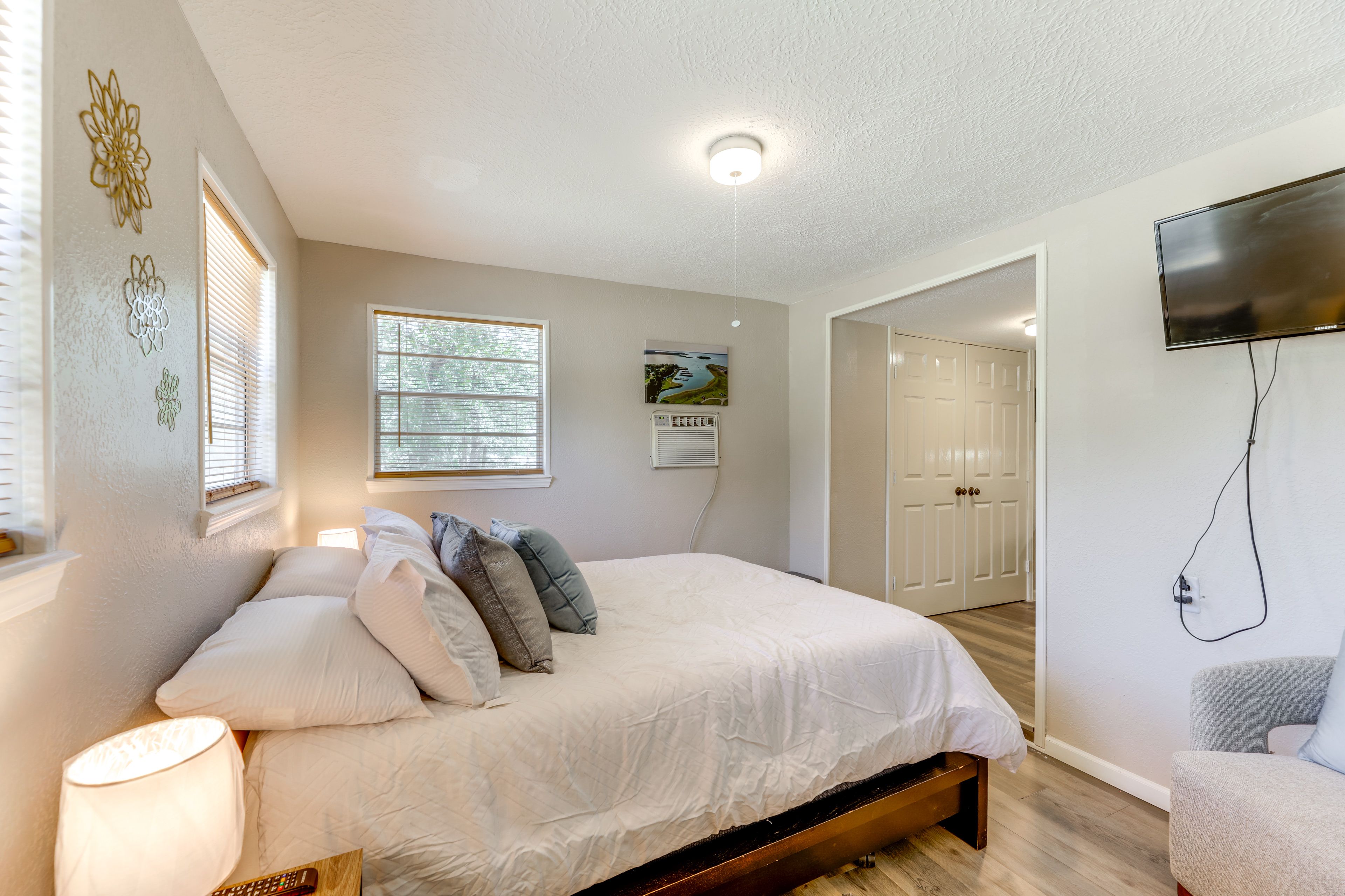 Bedroom | Queen Bed | Linens Provided