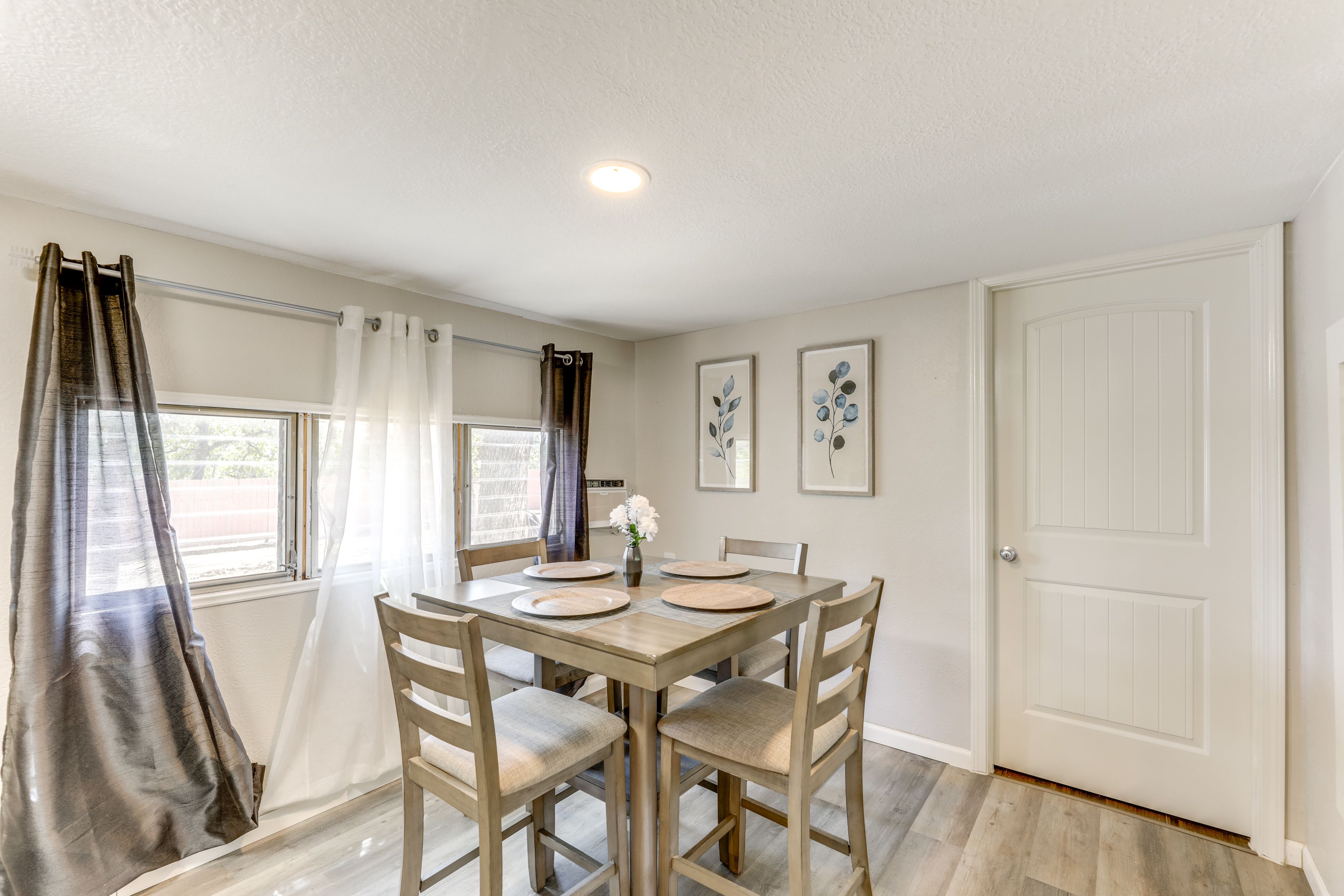 Dining Area | Dishware/Flatware Provided