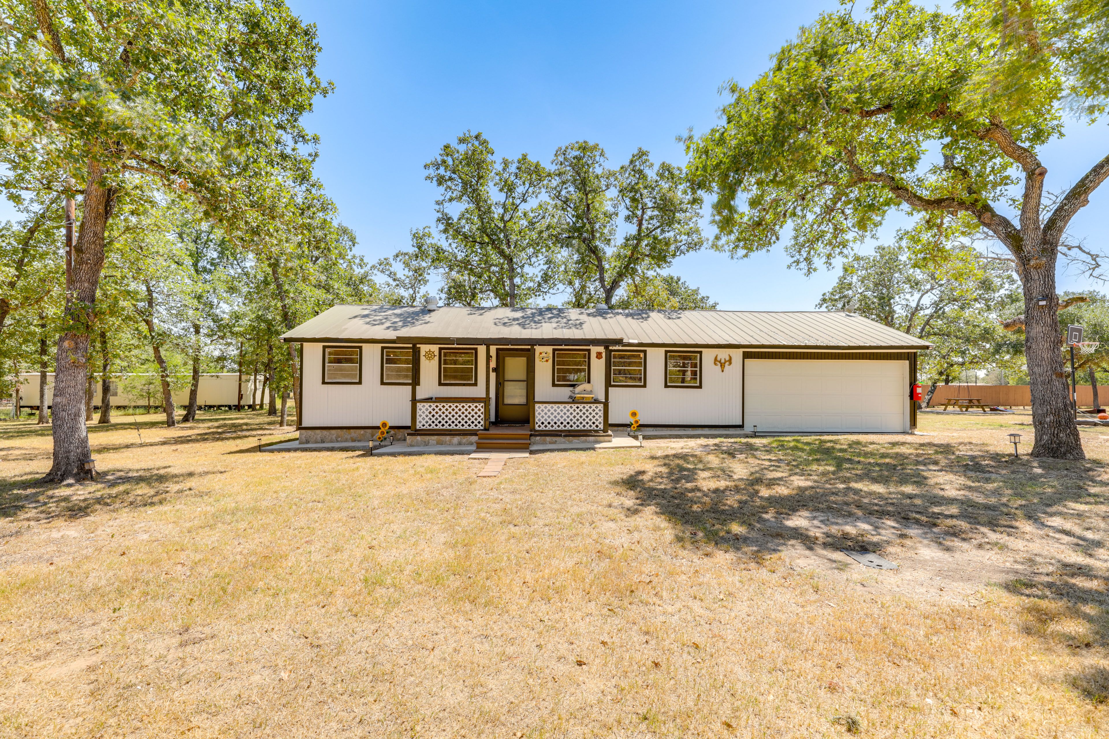 Exterior | Driveway (6 Vehicles) | Free Street Parking | RV/Trailer Parking