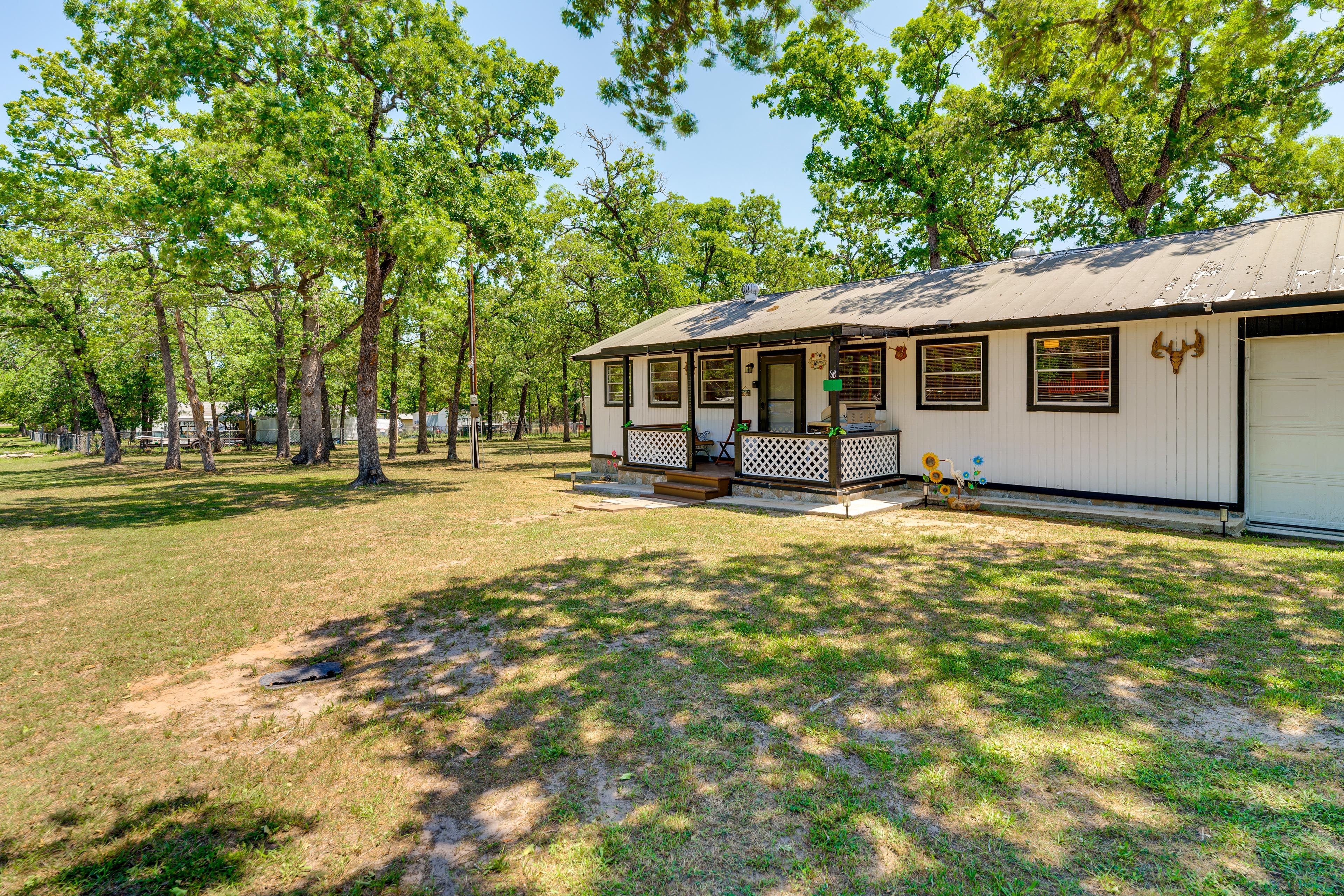 Exterior | Driveway (6 Vehicles) | Free Street Parking | RV/Trailer Parking