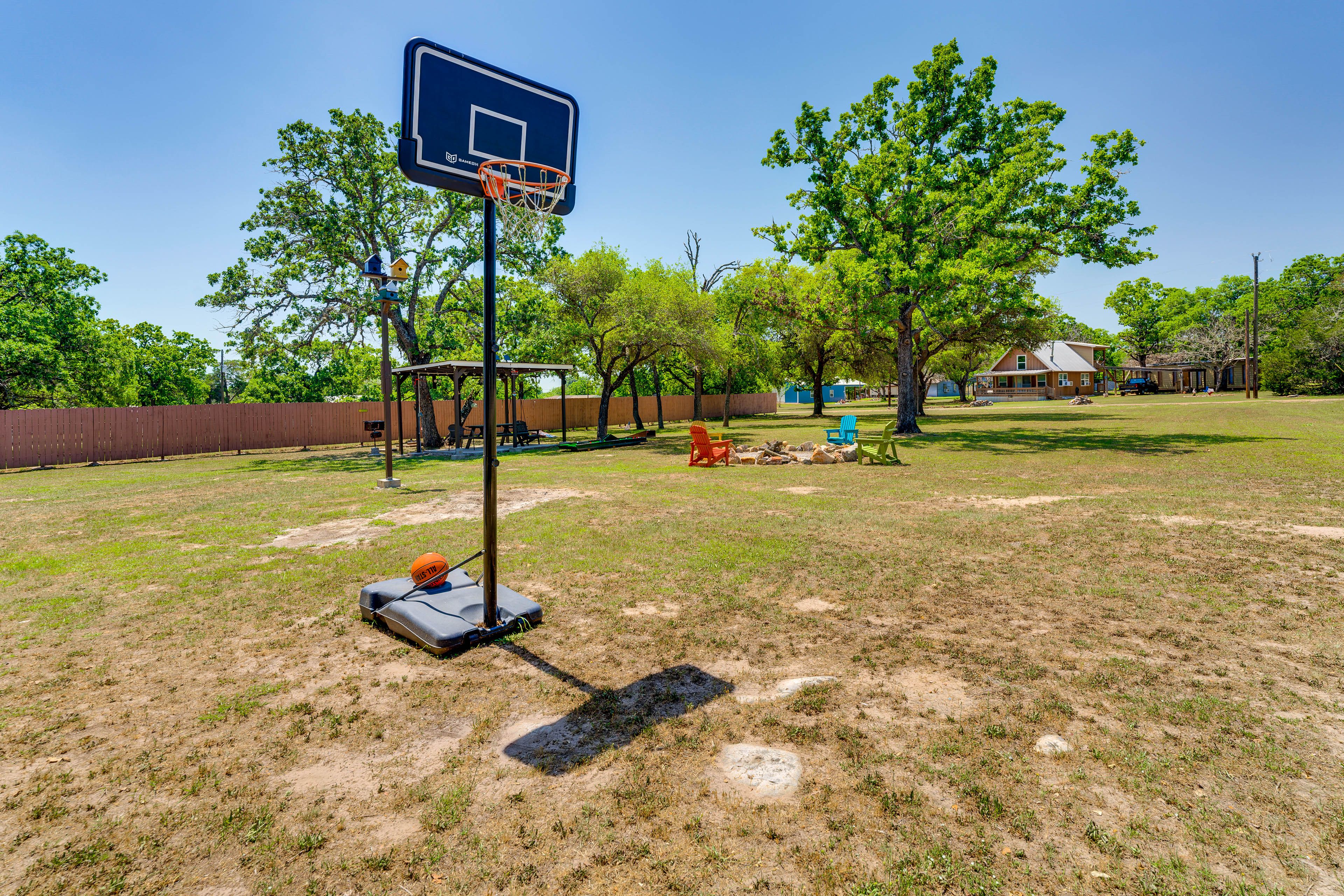 Private Yard | Basketball Hoop | Fire Pit w/ Seating