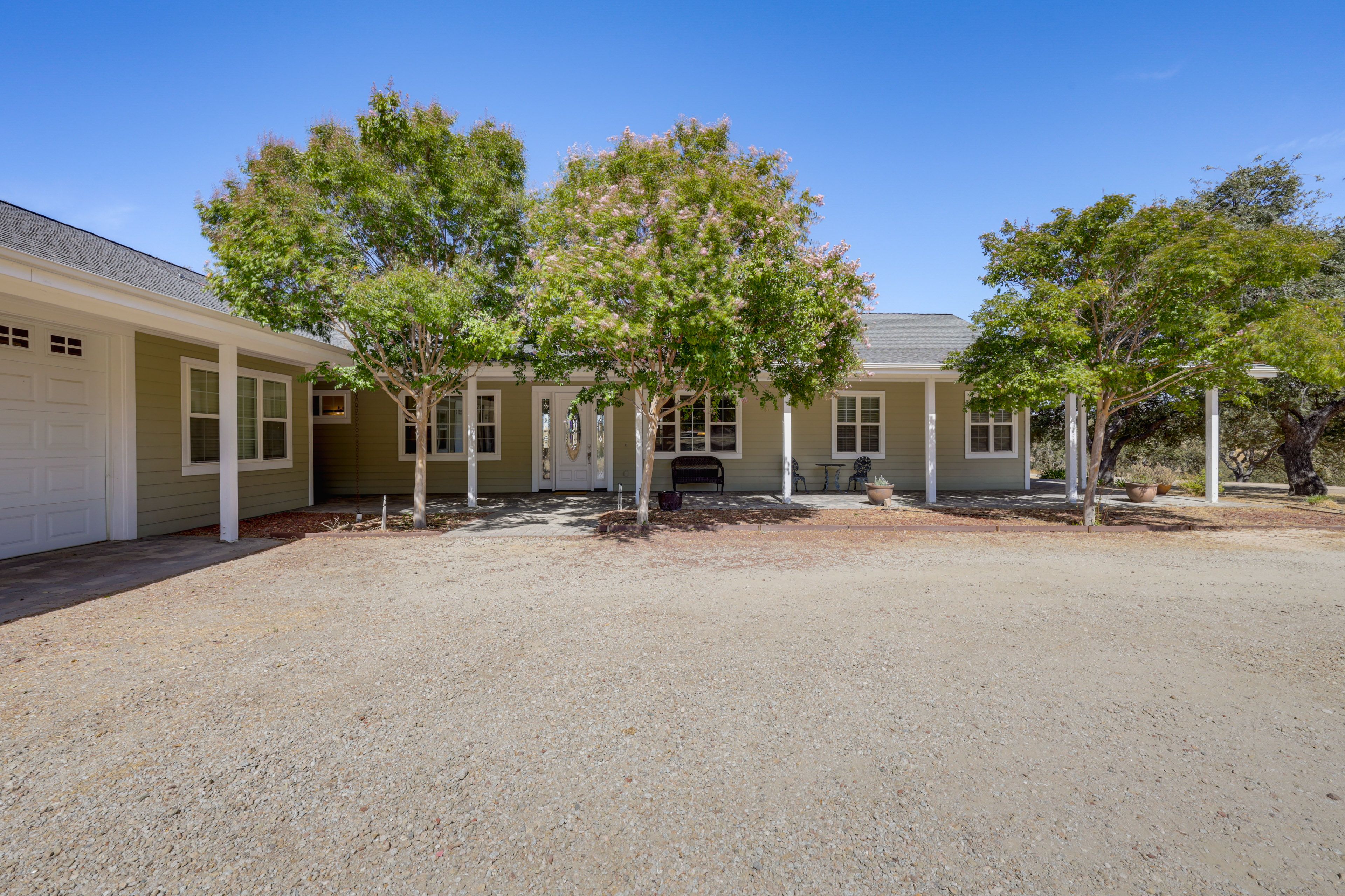 Parking | Garage (1 Vehicle) | Driveway (8 Vehicles) | RV/Trailer Parking