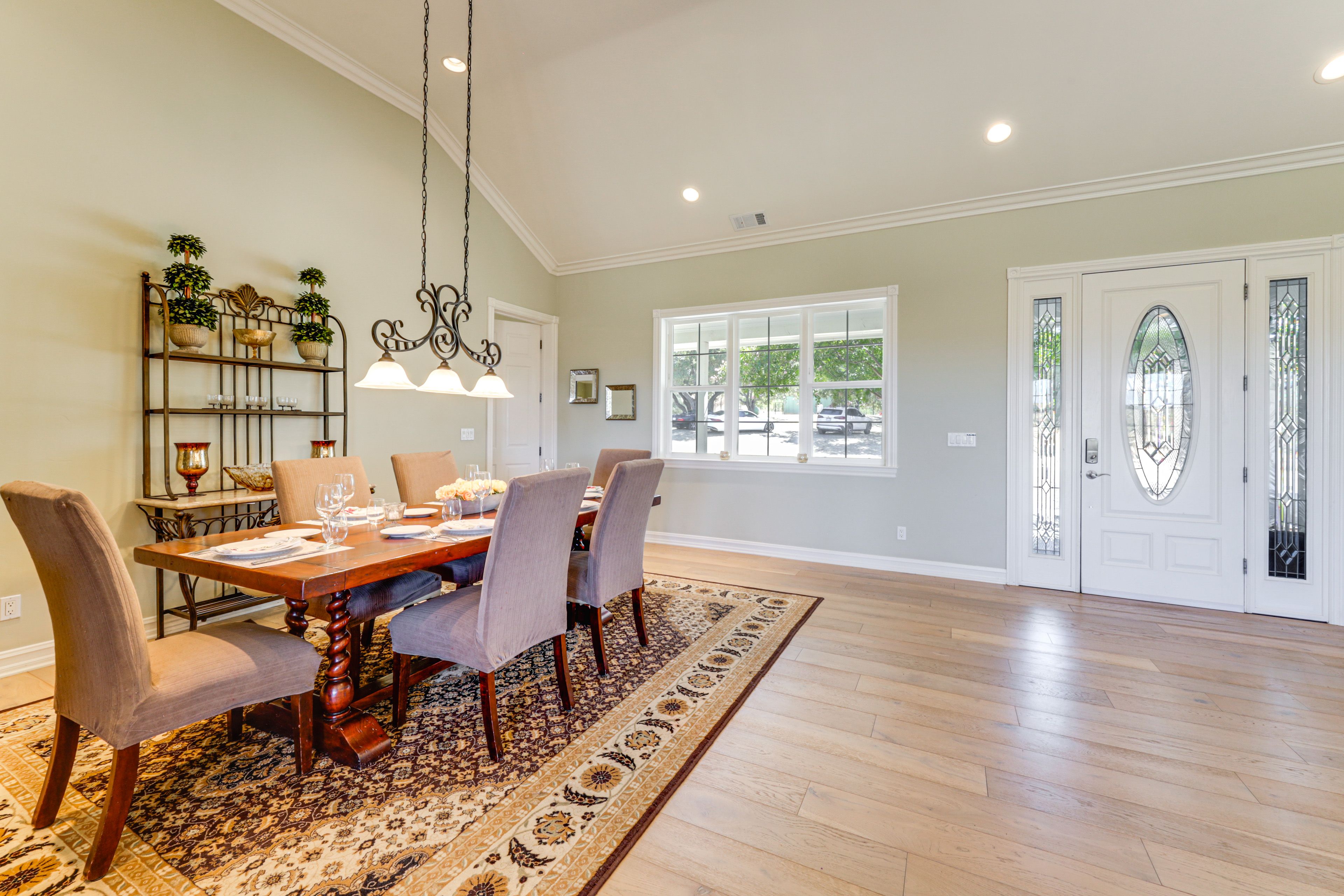 Dining Area | Dishware/Flatware Provided