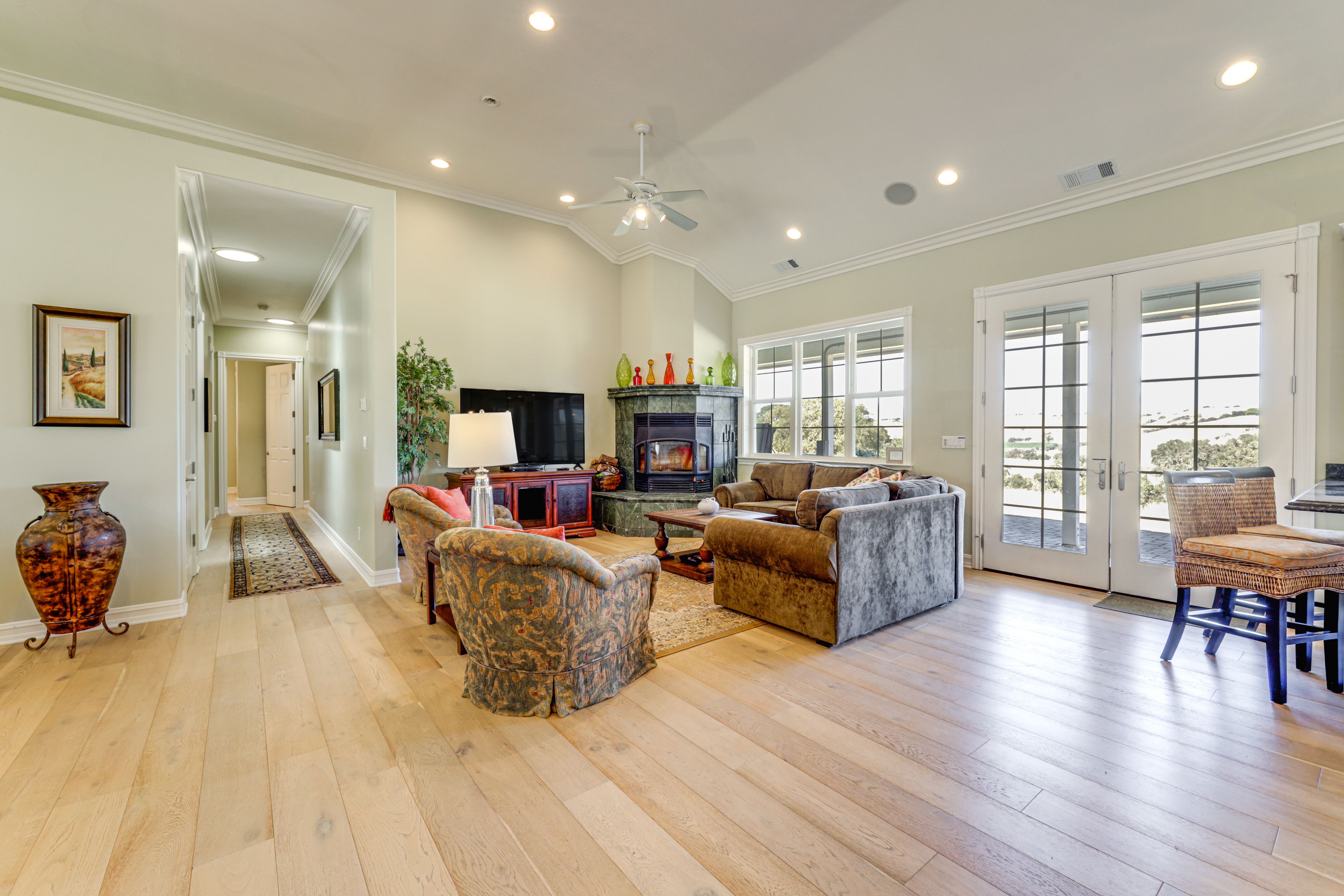 Living Room | Fireplace | Flat-Screen TV w/ Cable