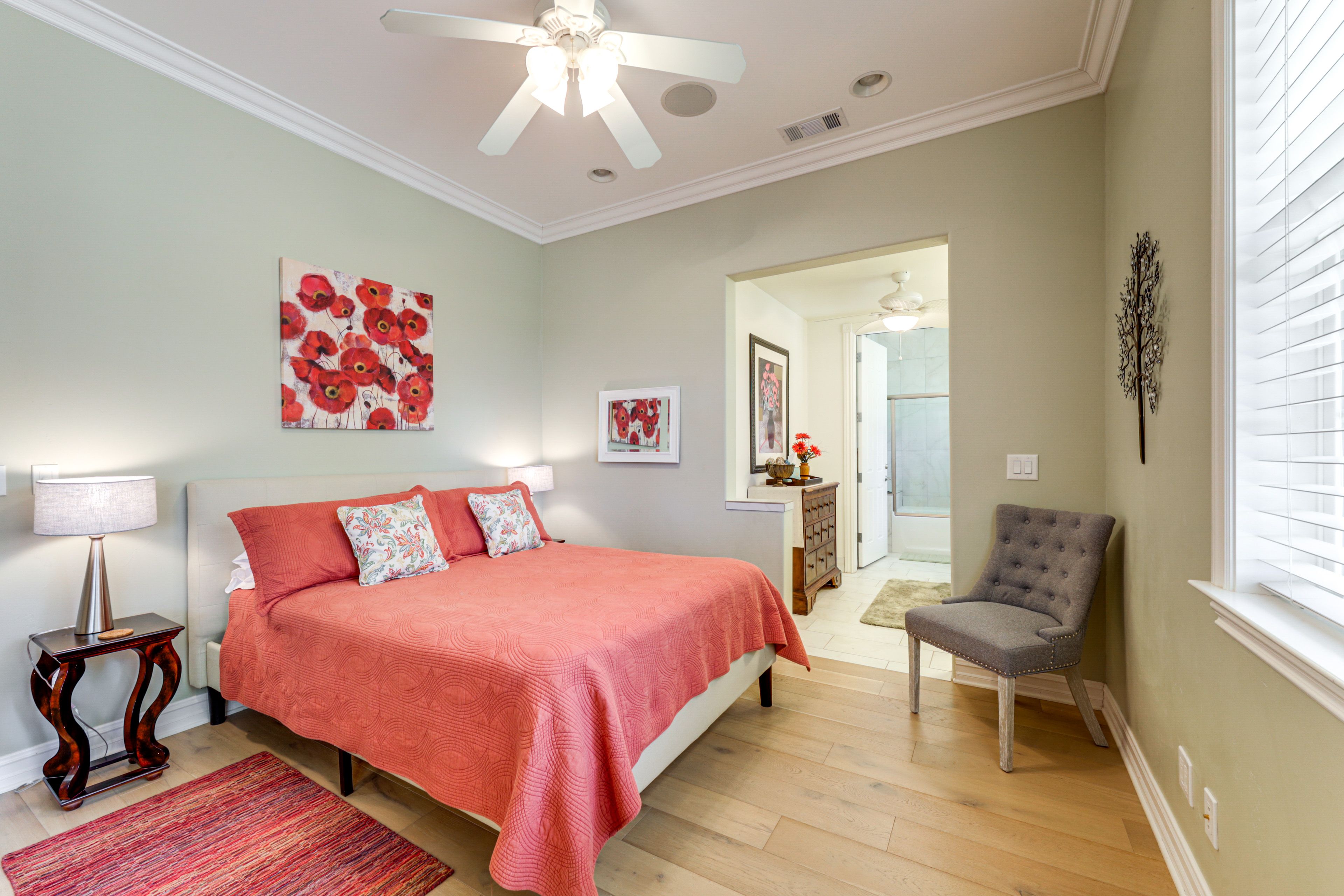 Bedroom | Queen Bed | En-Suite Bathroom