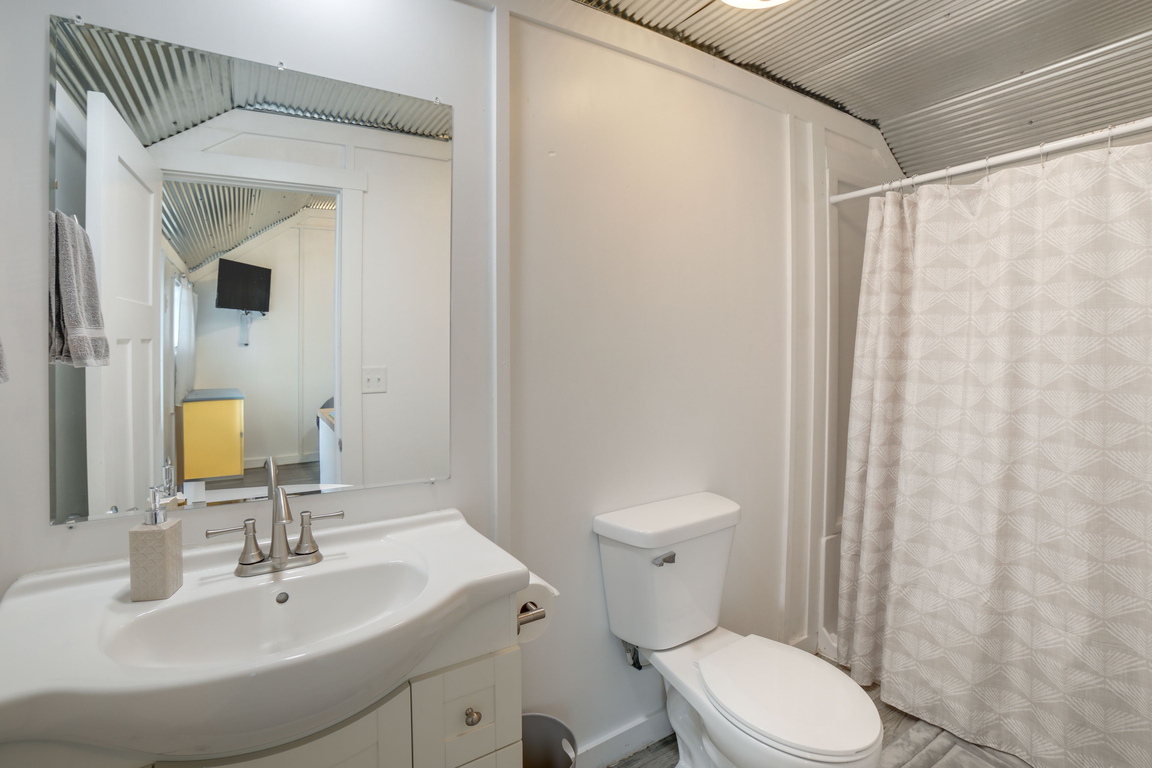 Studio | Full Bathroom | Towels Provided | Complimentary Toiletries