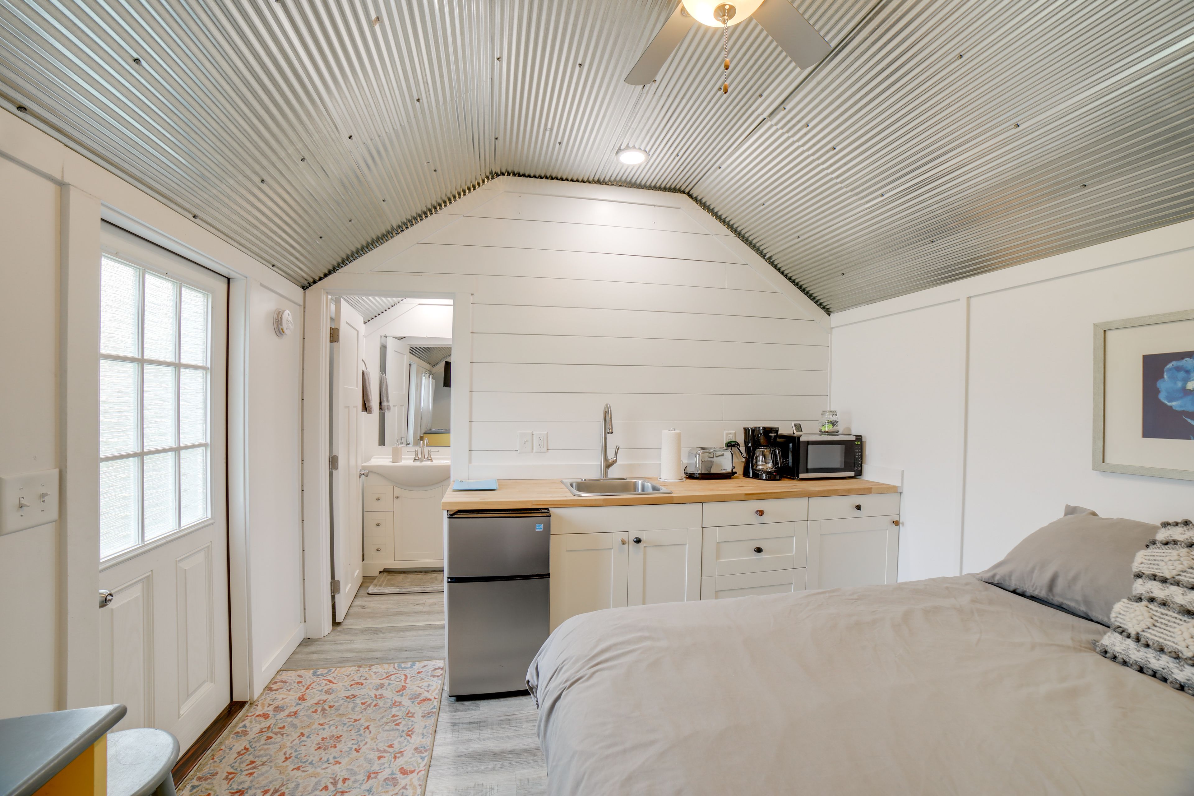 Studio | Living Space | Free WiFi | Central A/C & Heating