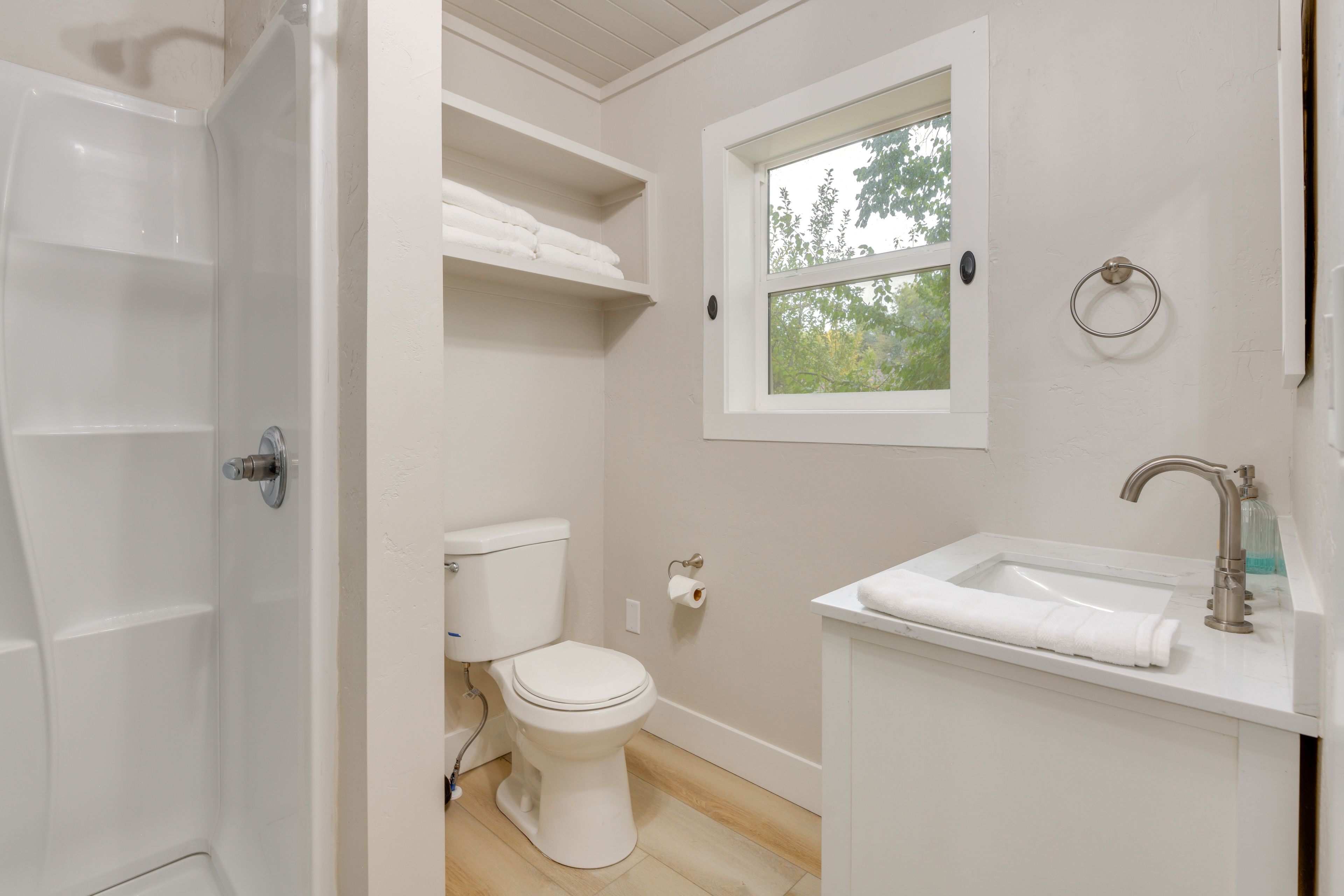 Full Bathroom | 1st Floor | Towels Provided | Walk-In Closet
