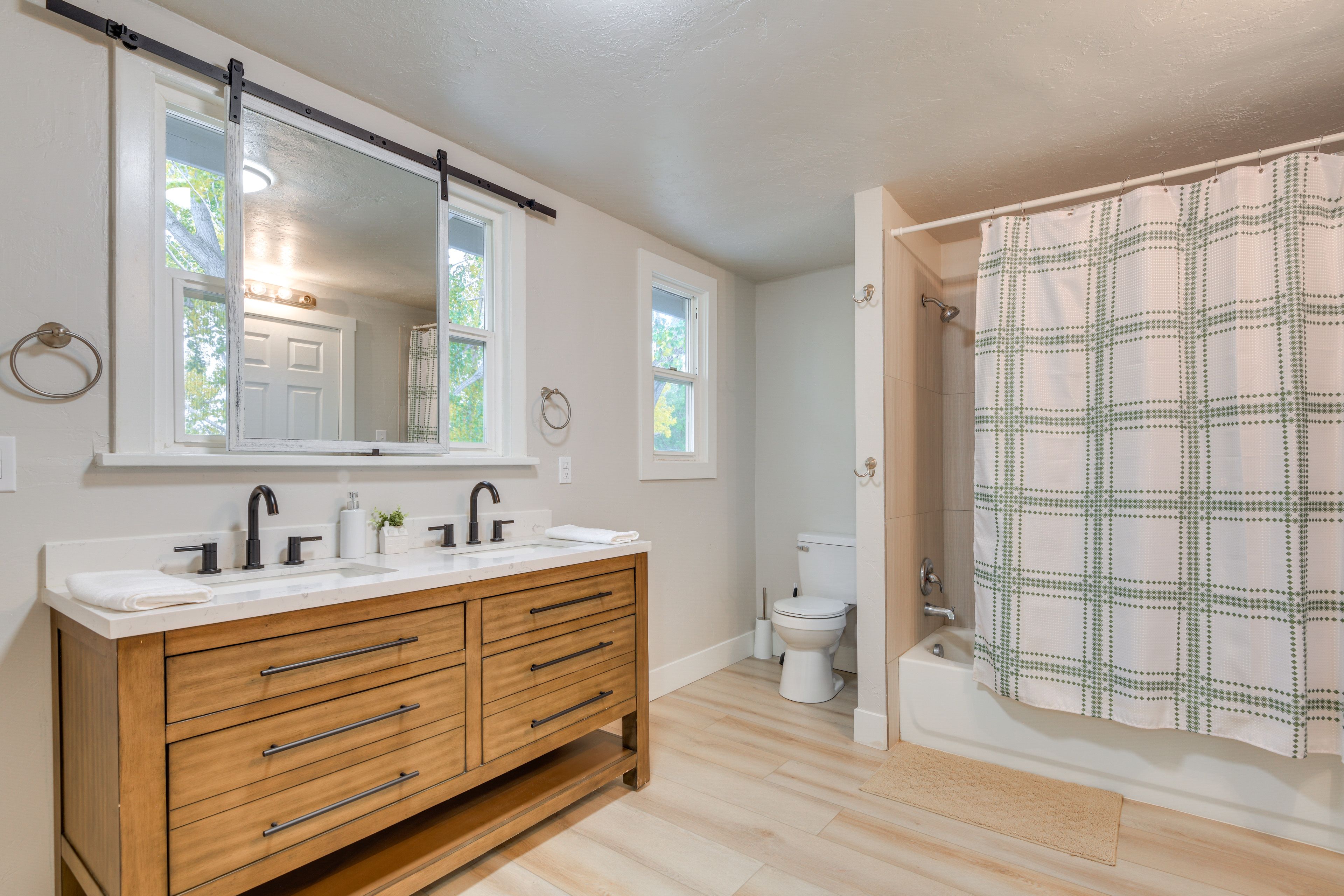 Full Bathroom | 2nd Floor