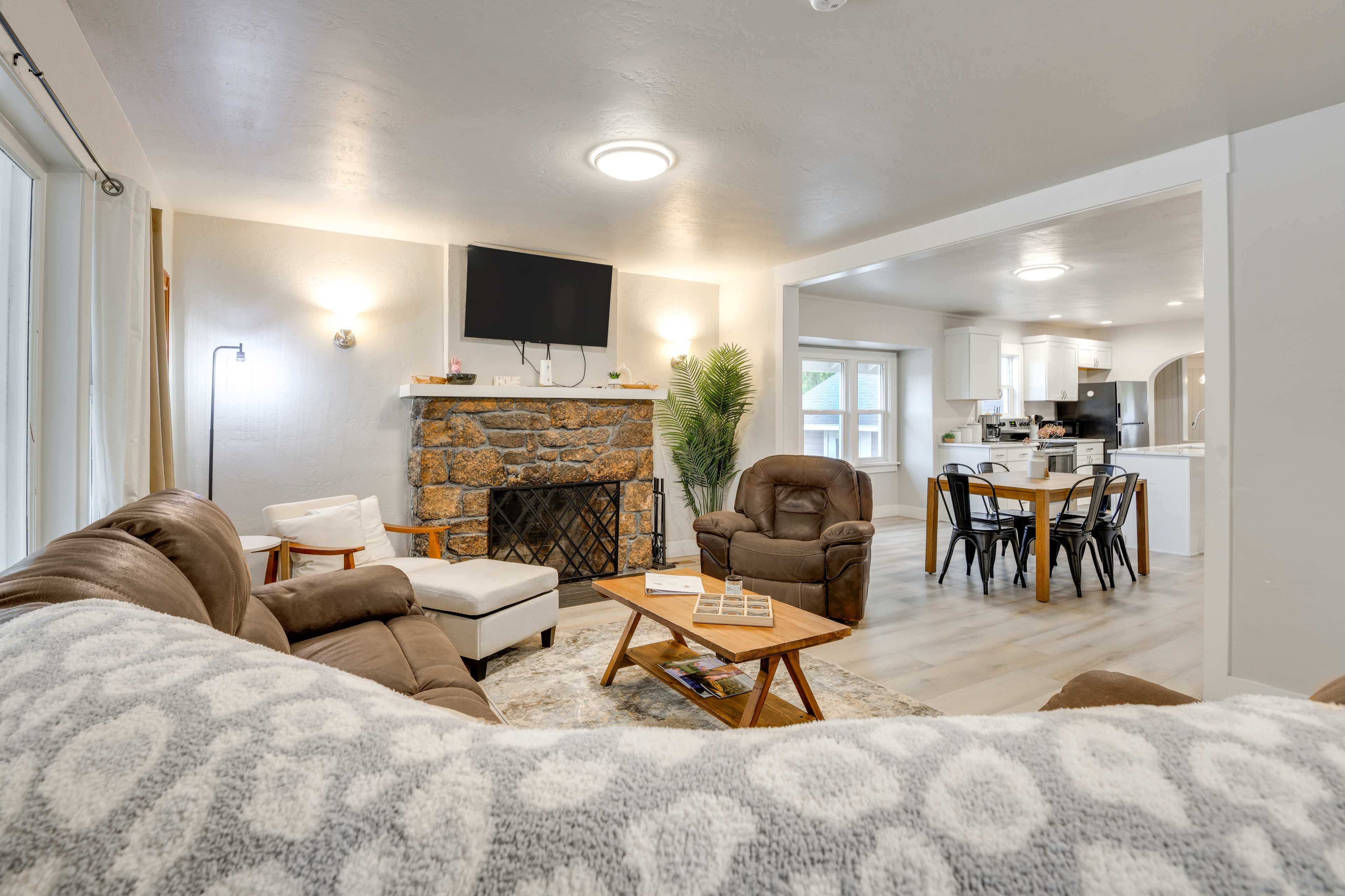 Living Room | 3 Queen Air Mattresses | 1st Floor | Flat-Screen TV