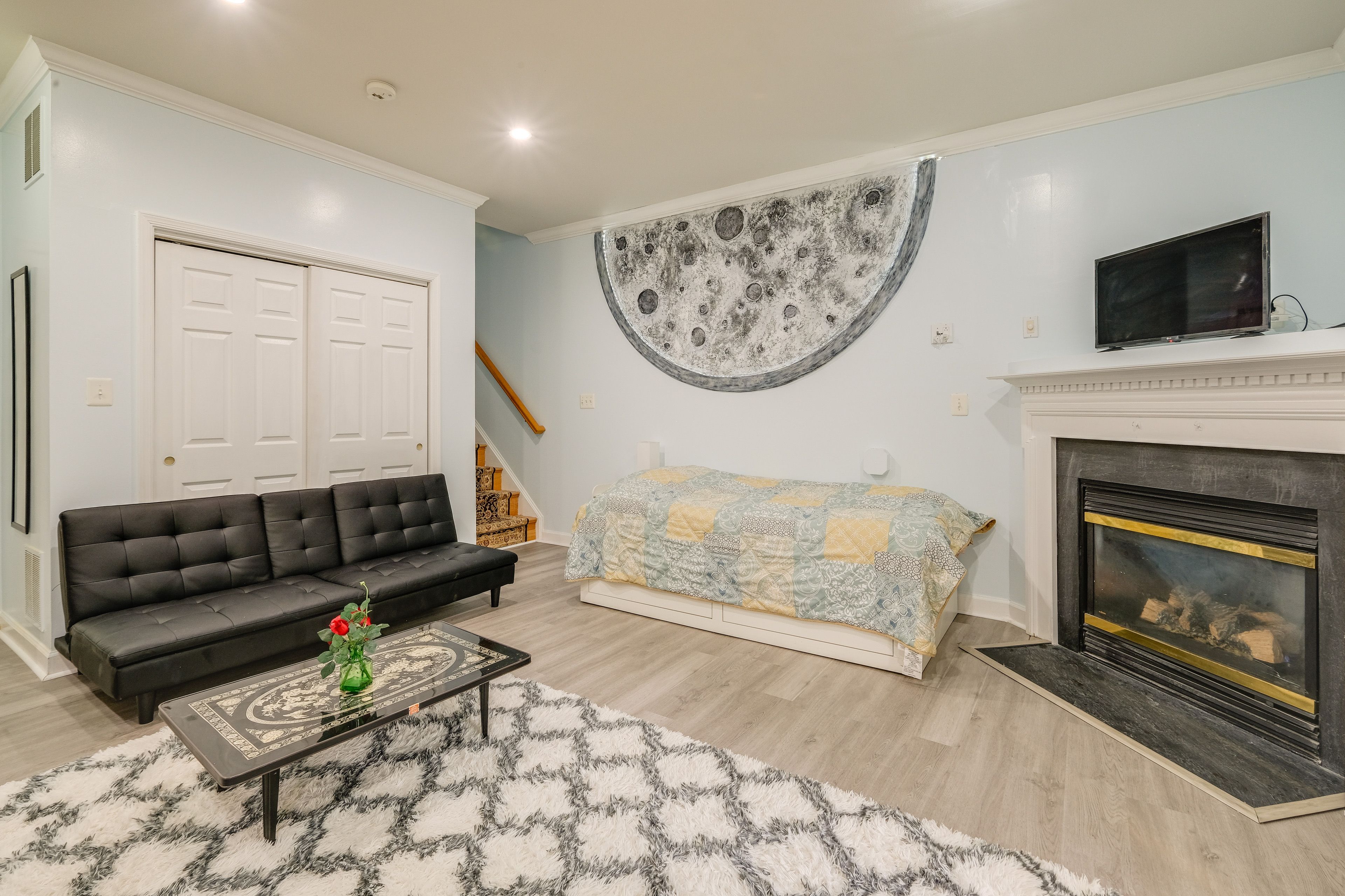 Studio | Foldaway King Bed | Free WiFi | Central A/C & Heat