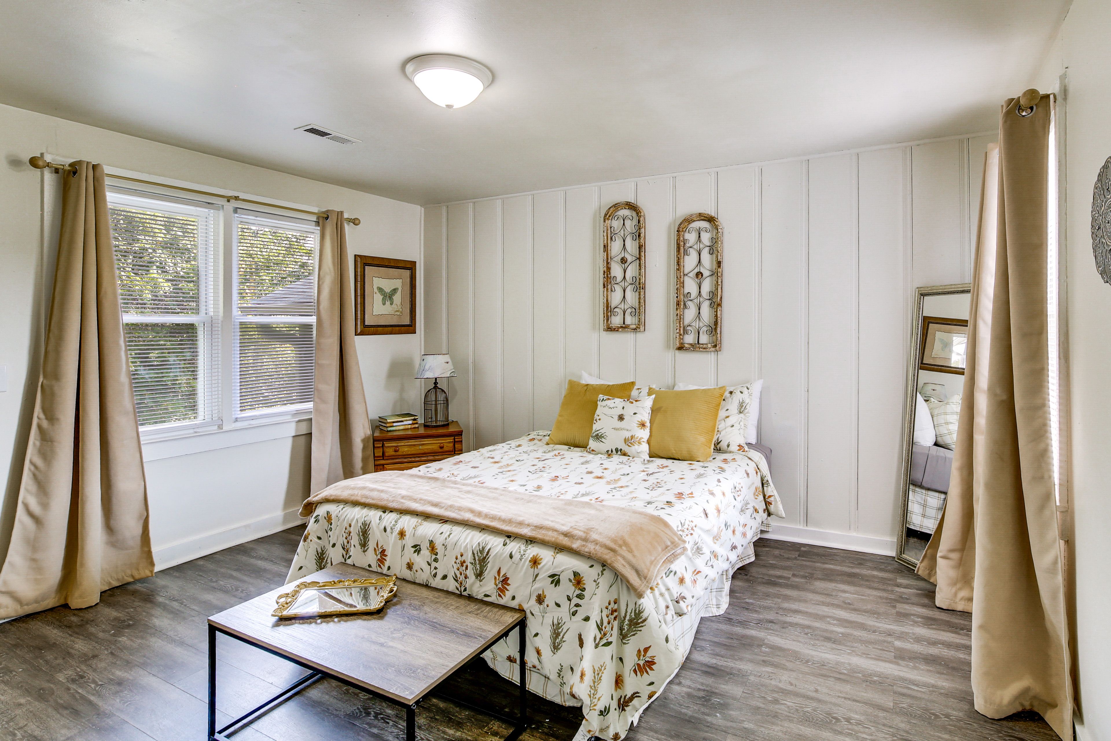 Bedroom 1 | Queen Bed