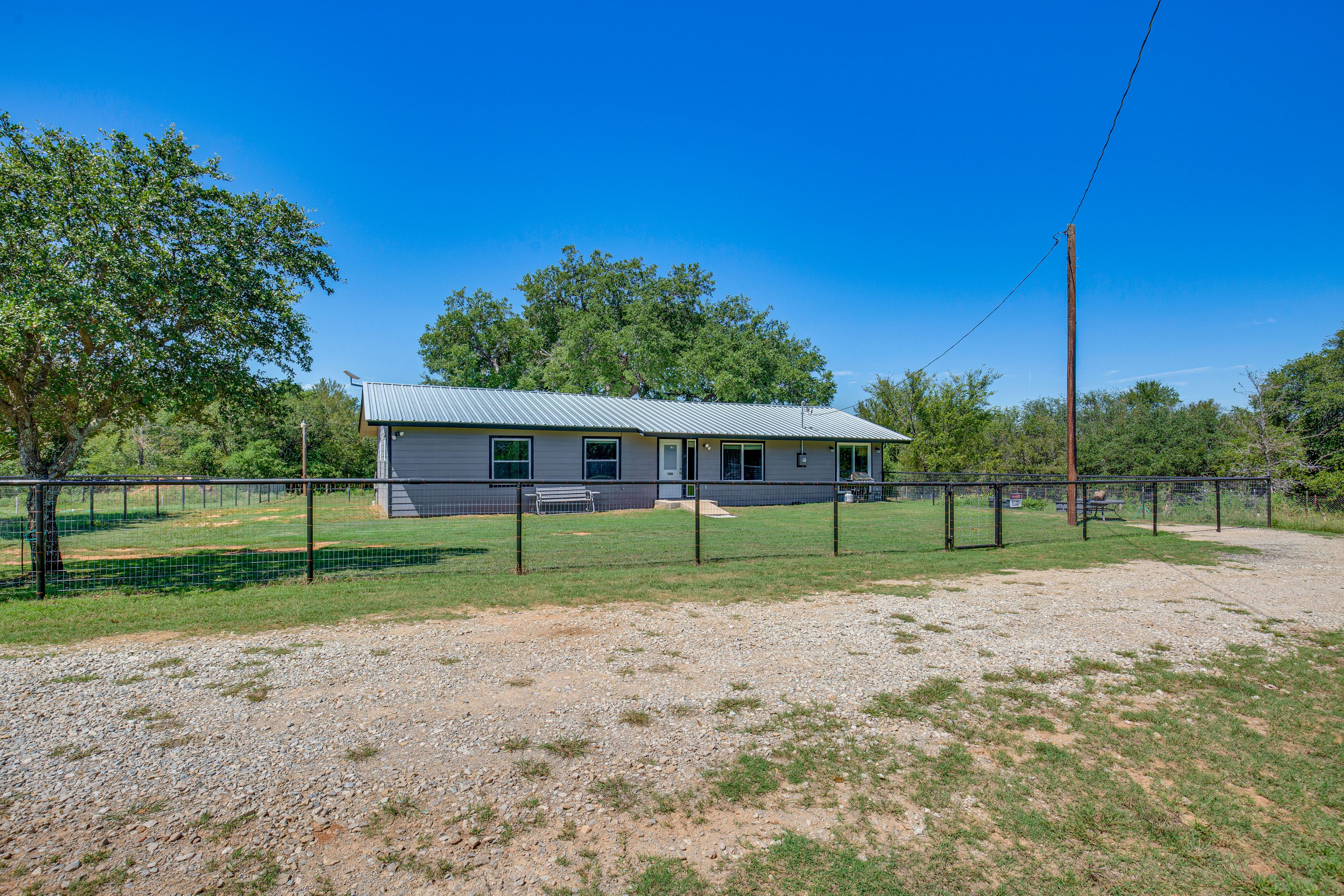 Parking | Driveway (8 Vehicles) | RV/Trailer Parking Allowed