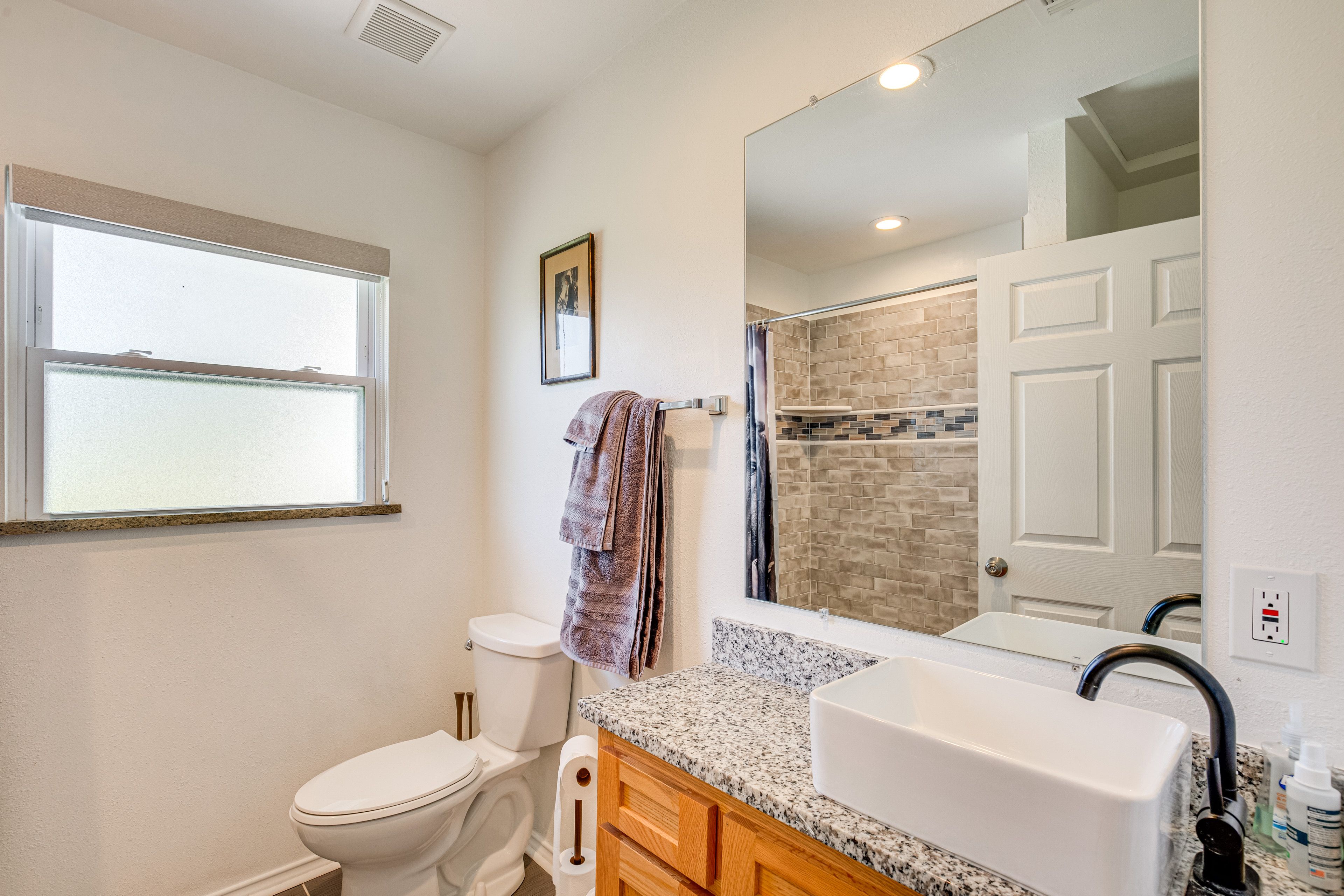 Full Bathroom | Towels Provided | Complimentary Toiletries