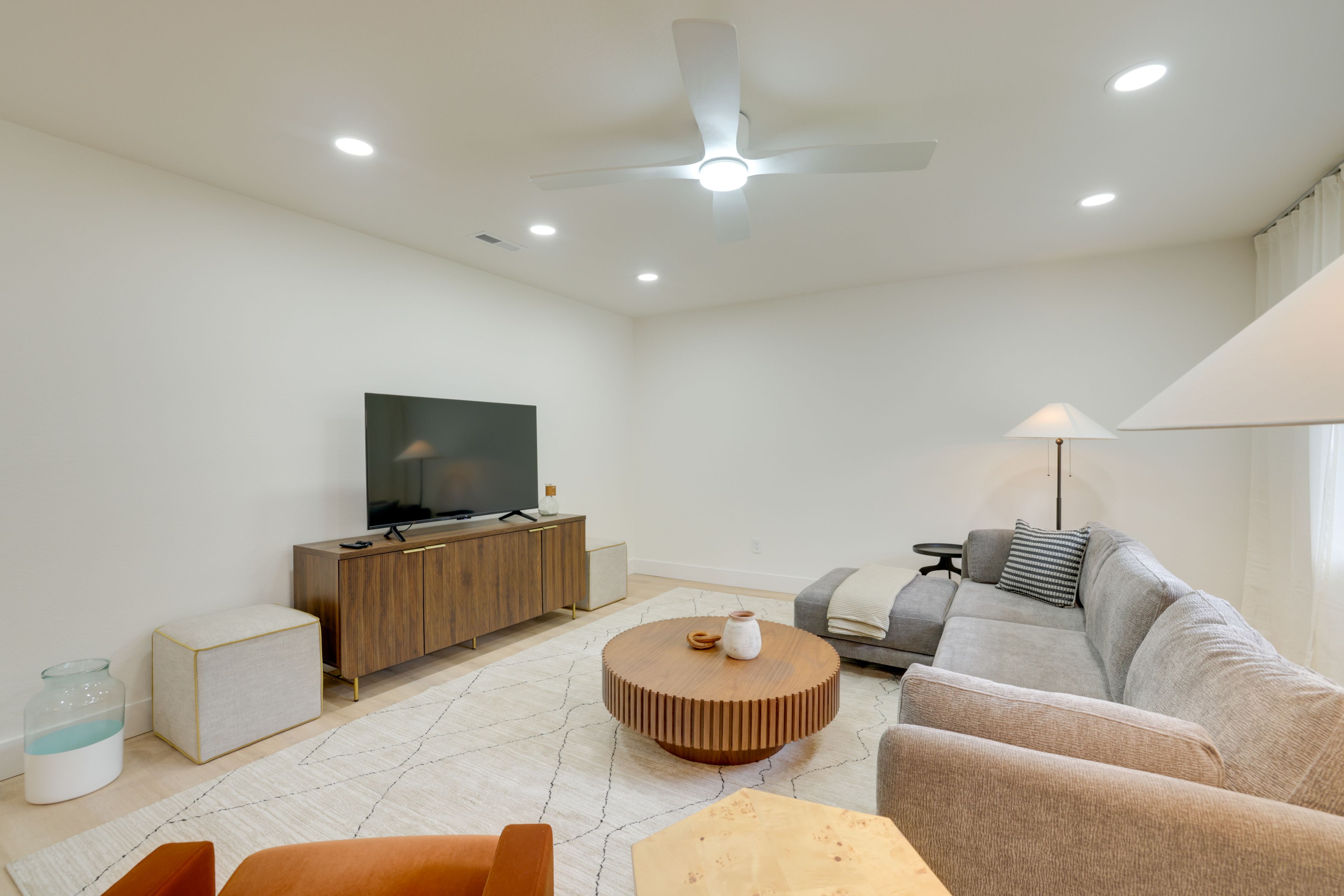 Living Room | Smart TV | Free WiFi | Central Heating & A/C