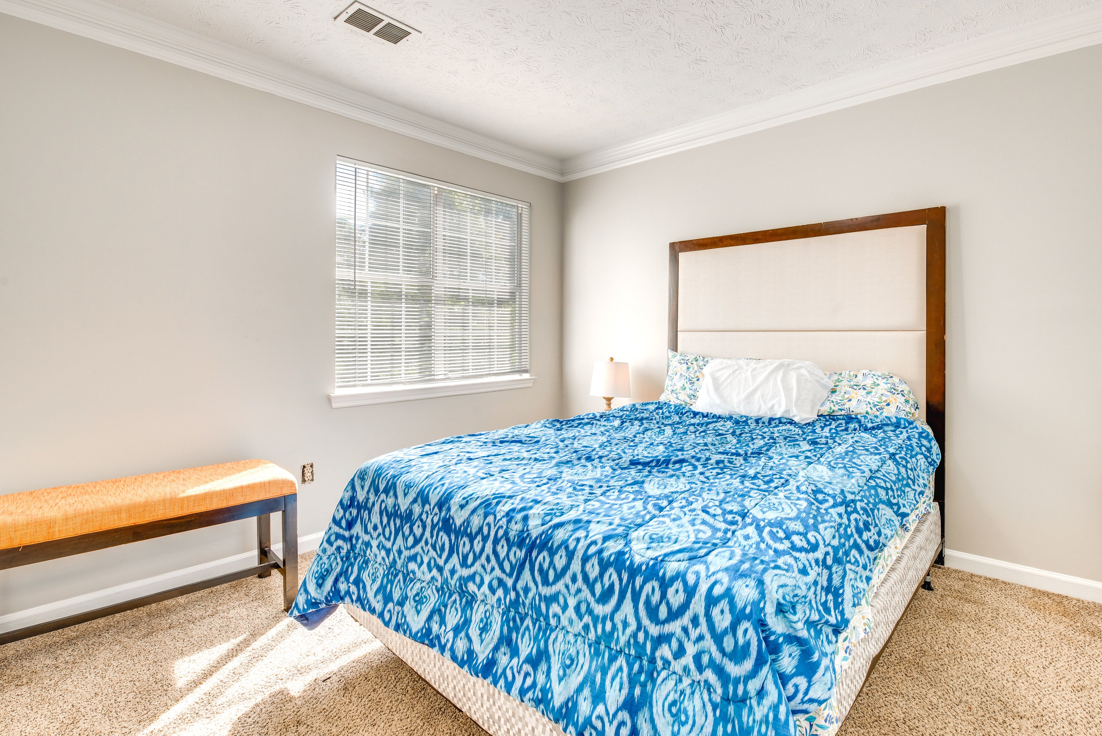 Bedroom 1 | Queen Bed | 1st Floor
