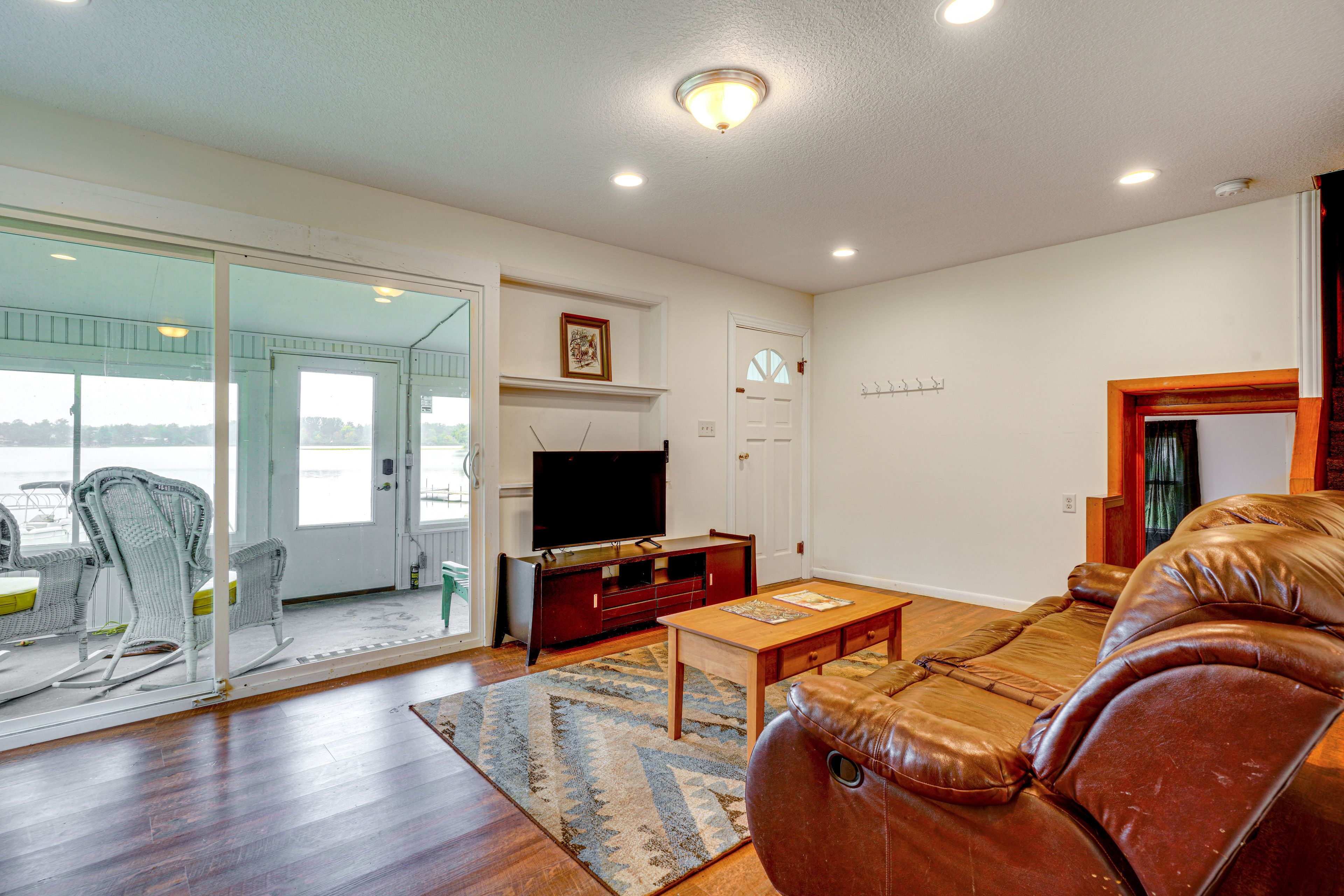 Sunroom | Living Area | TV