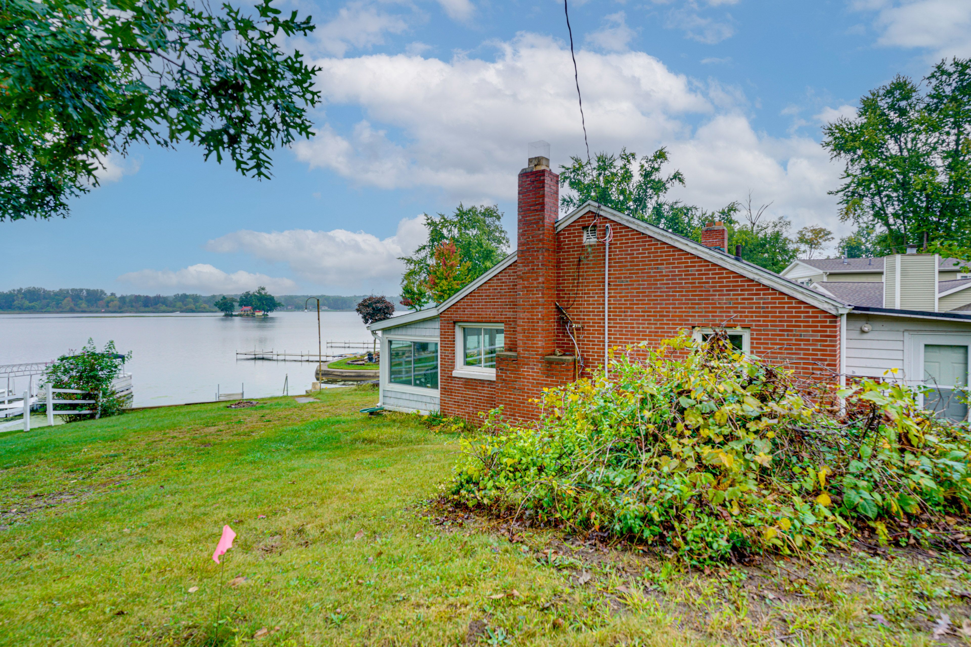 Exterior | Driveway (3 Vehicles) | Additional Lot | Boat/Jet Skis Allowed