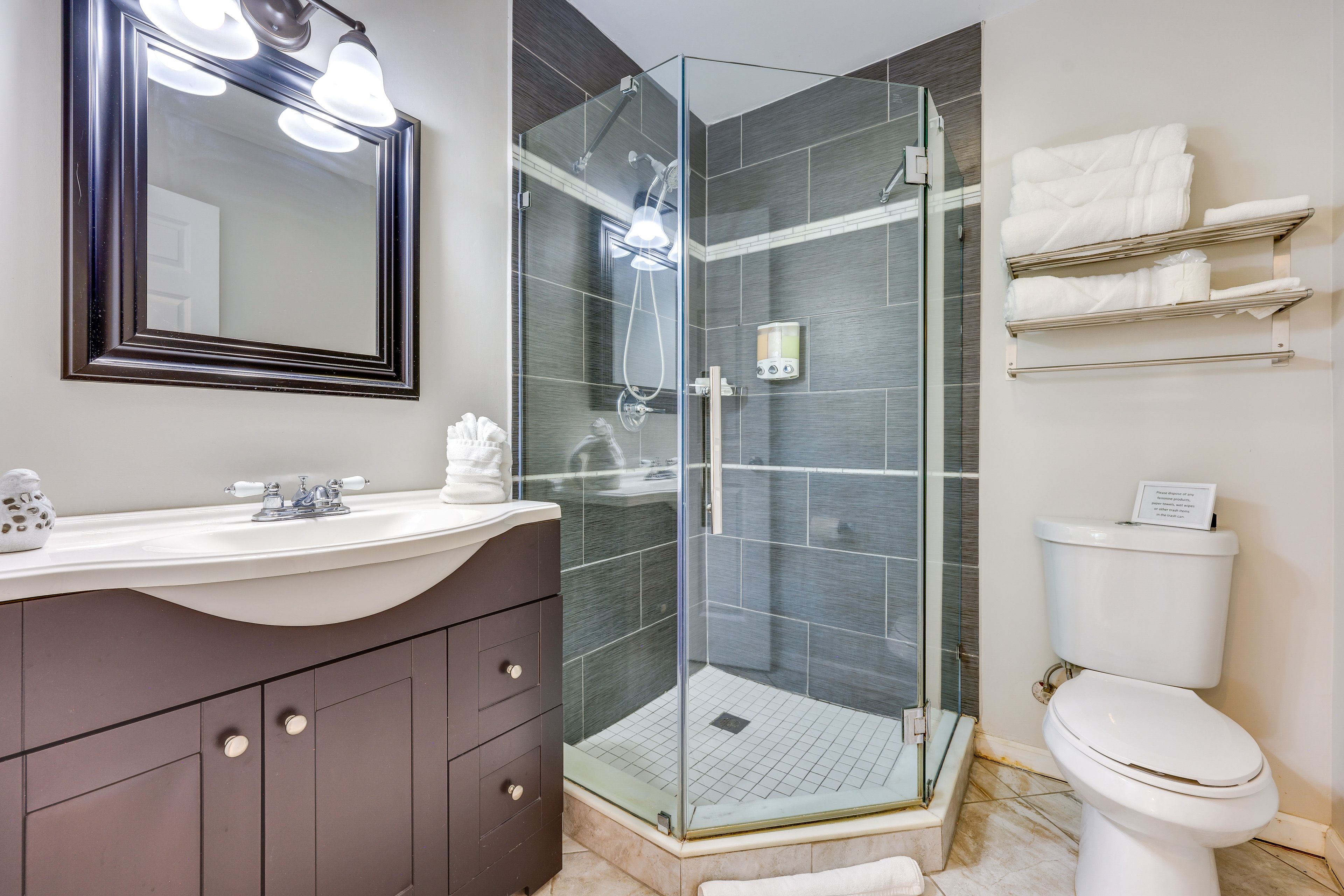 Full Bathroom | Towels Provided | Complimentary Toiletries
