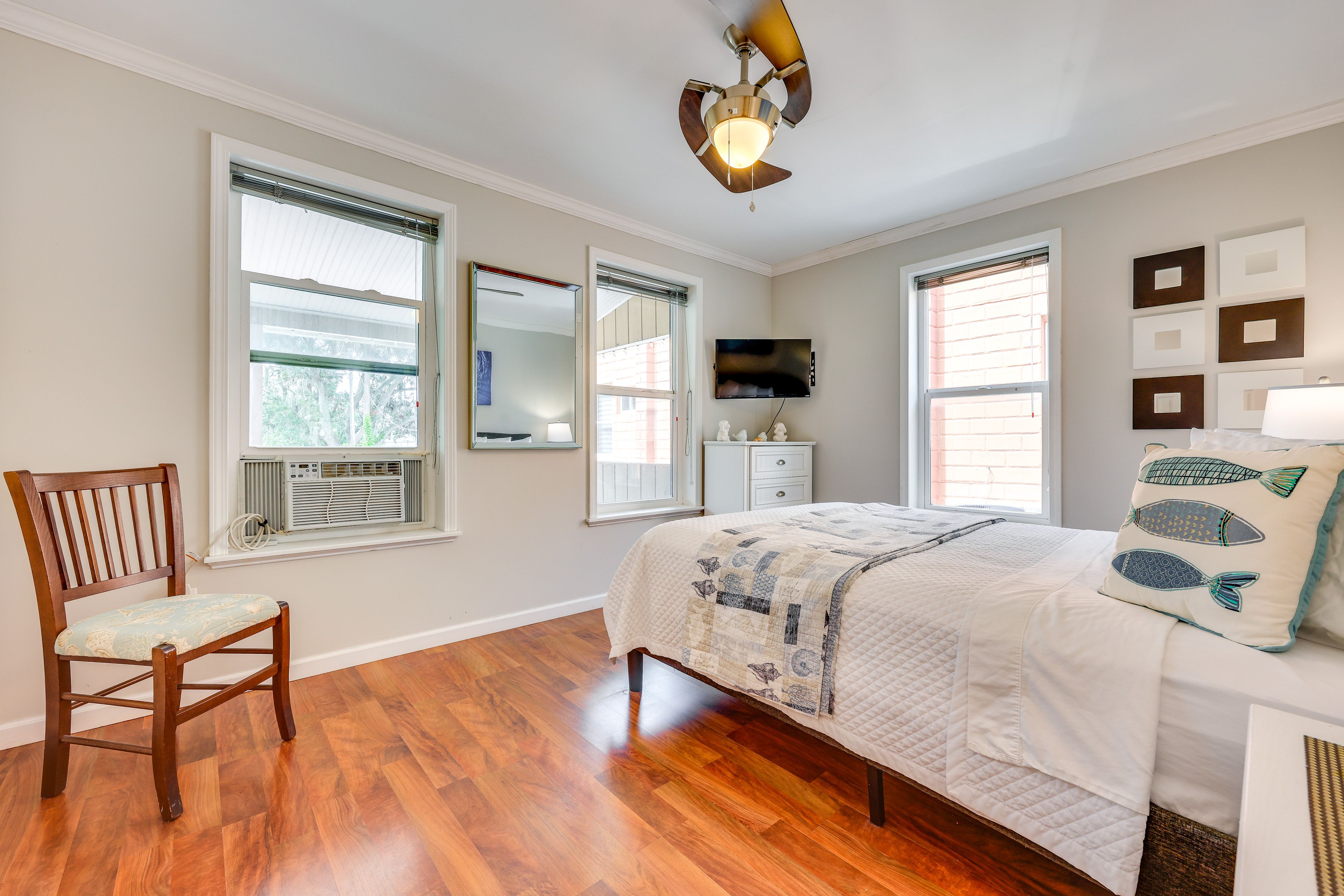 Bedroom | Queen Bed | Linens Provided