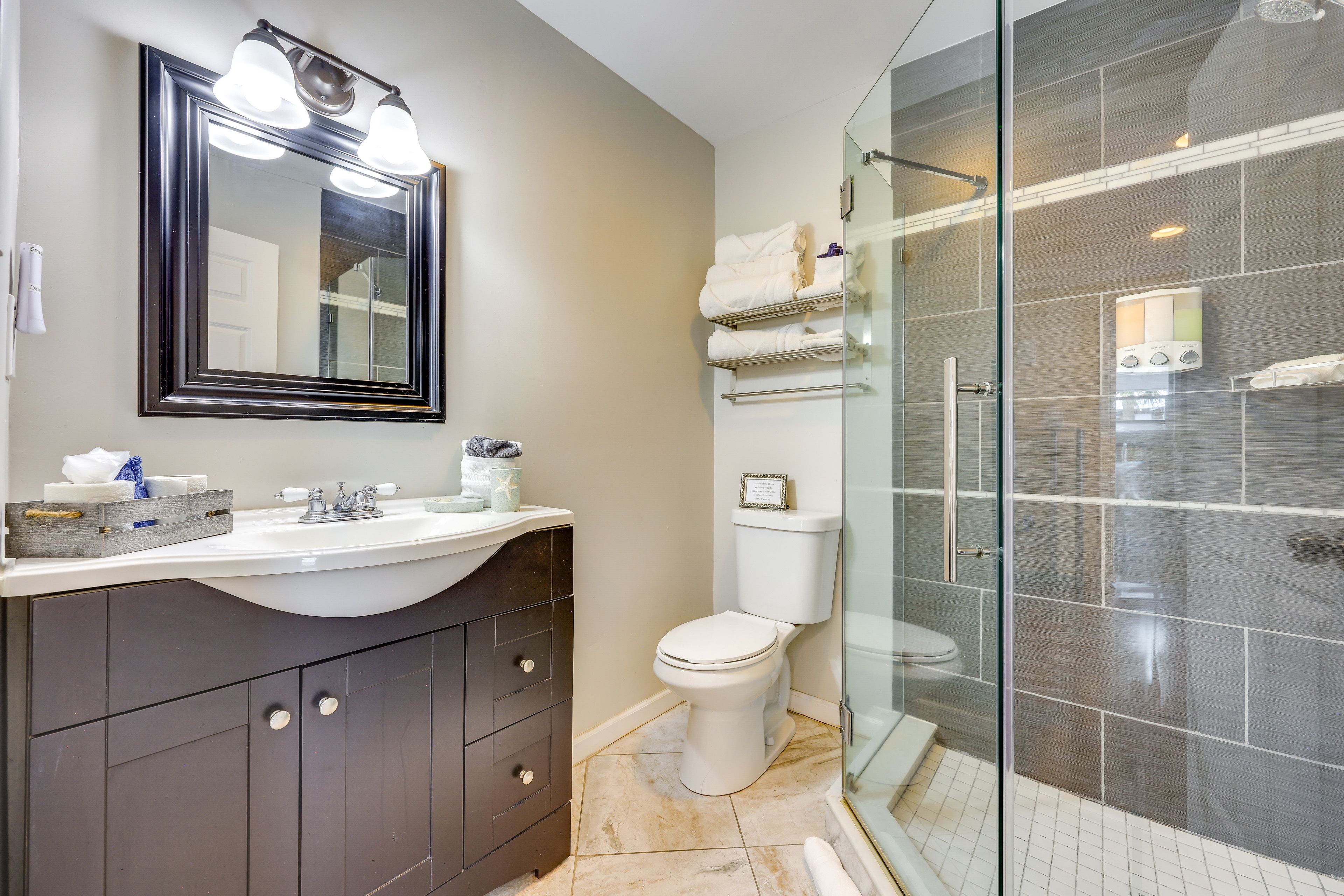 Full Bathroom | Towels Provided | Complimentary Toiletries