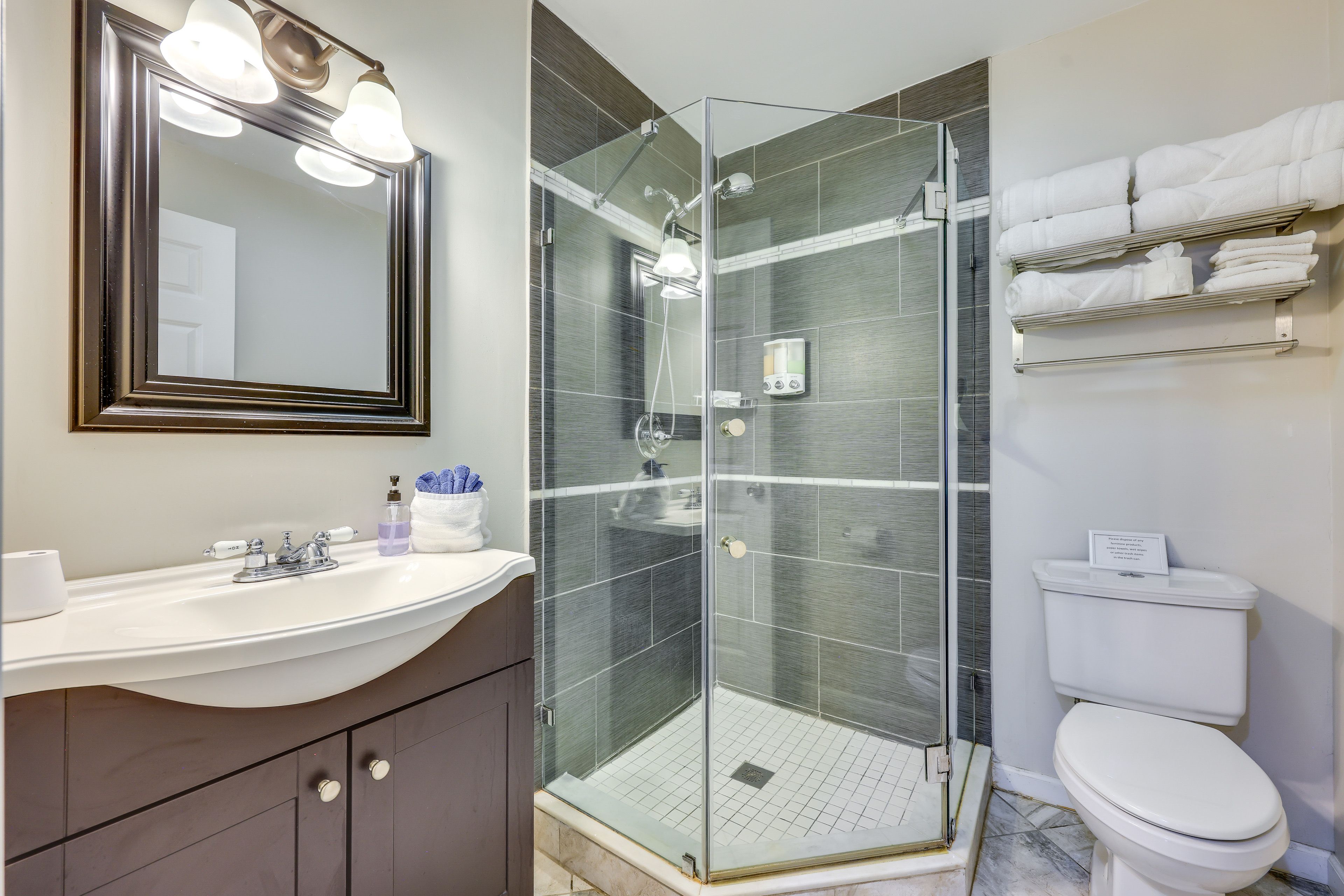 Full Bathroom | Towels Provided | Complimentary Toiletries