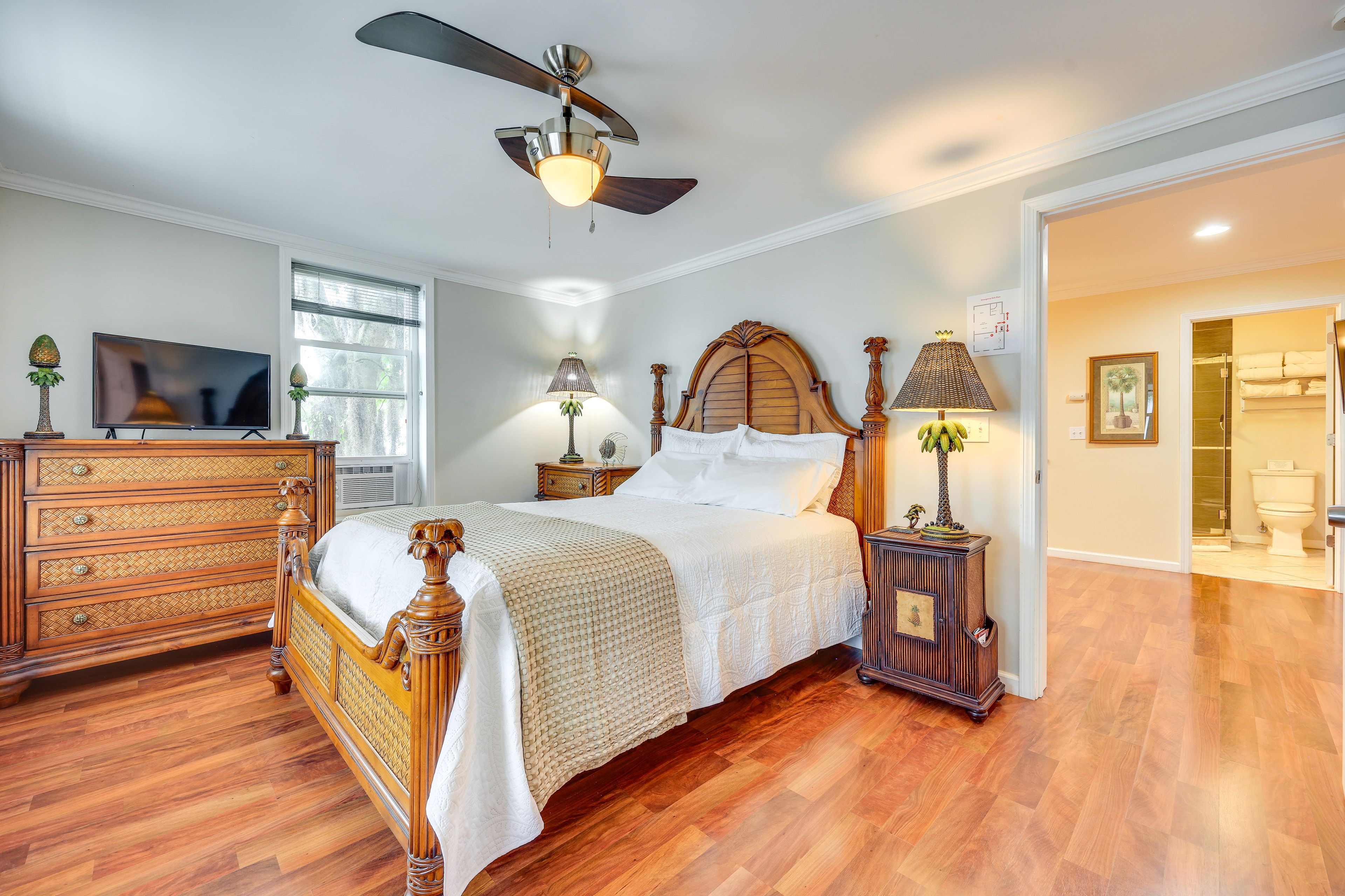 Bedroom | Queen Bed | Linens Provided