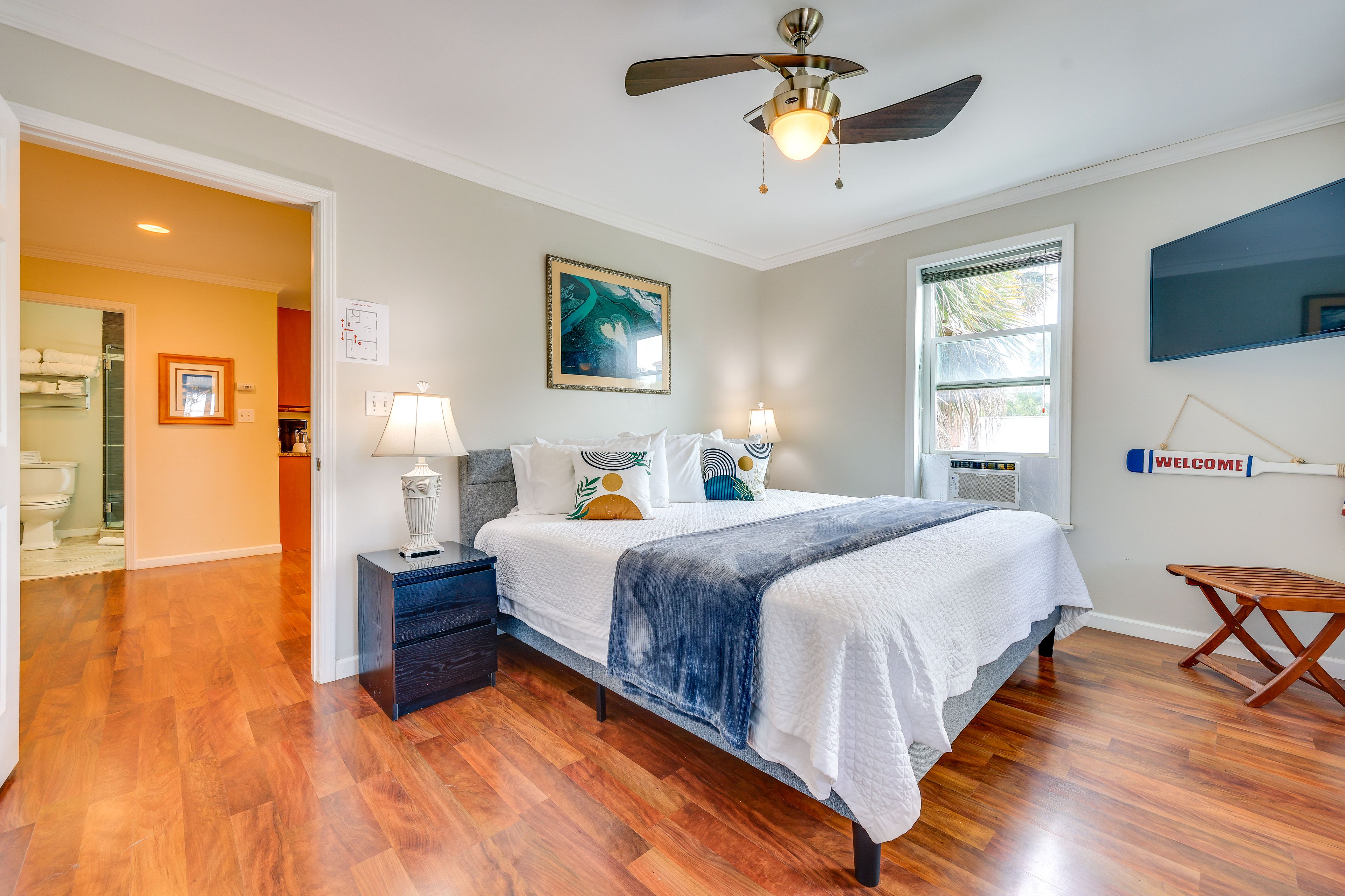Bedroom | King Bed | Linens Provided