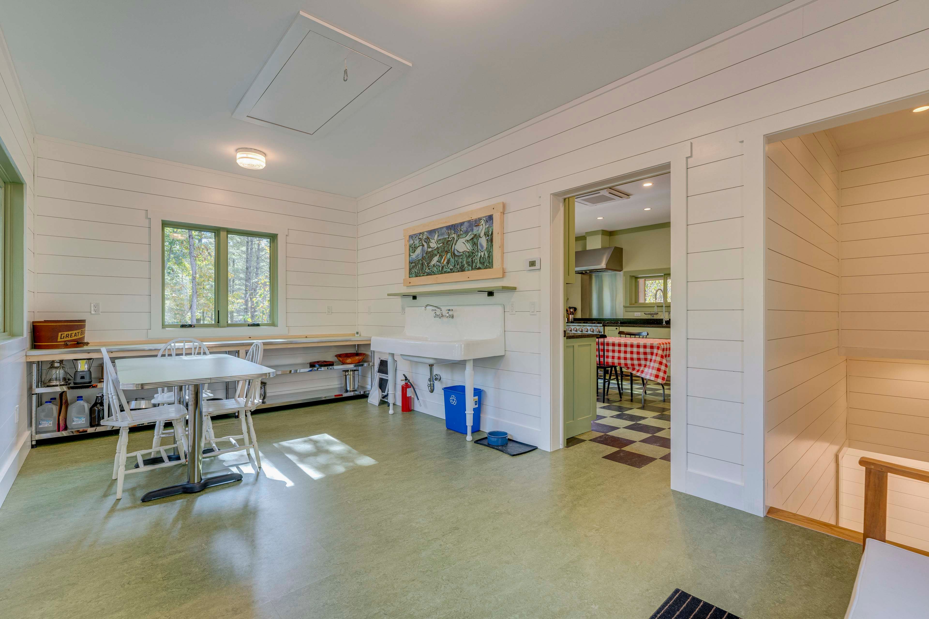 Wash Room | Upper Level