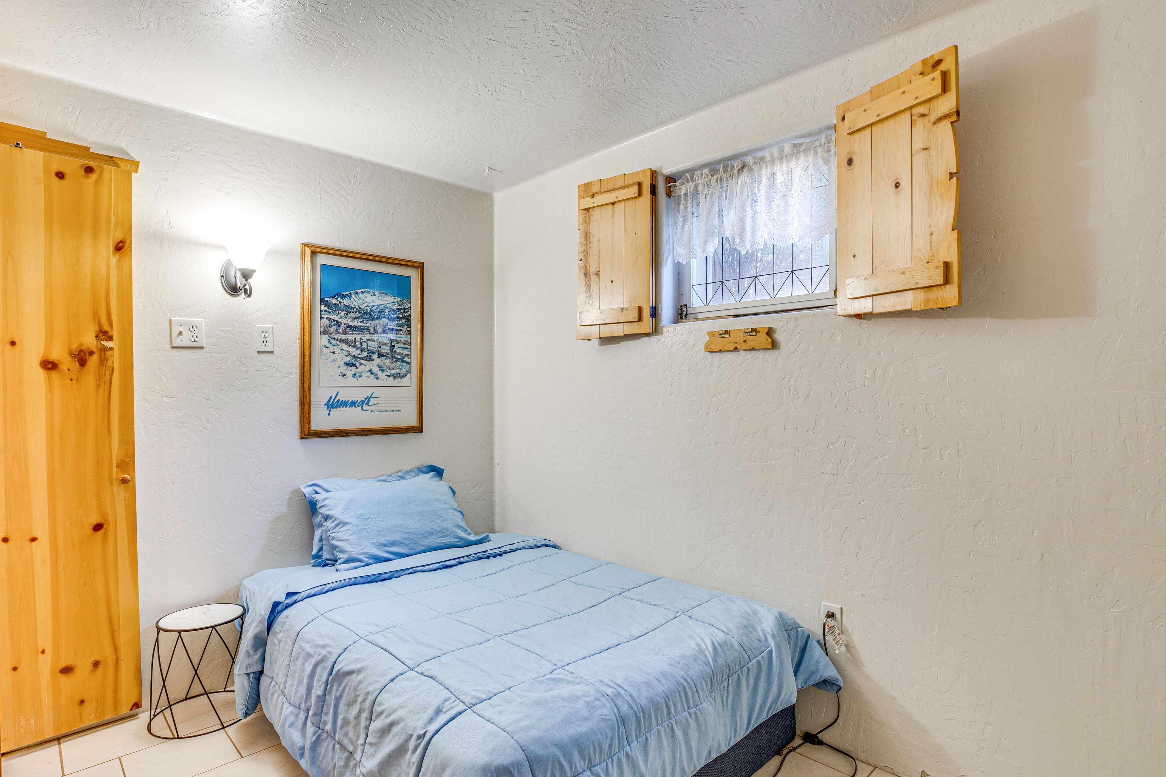 Bedroom | Lower Level | Queen Bed | Linens Provided