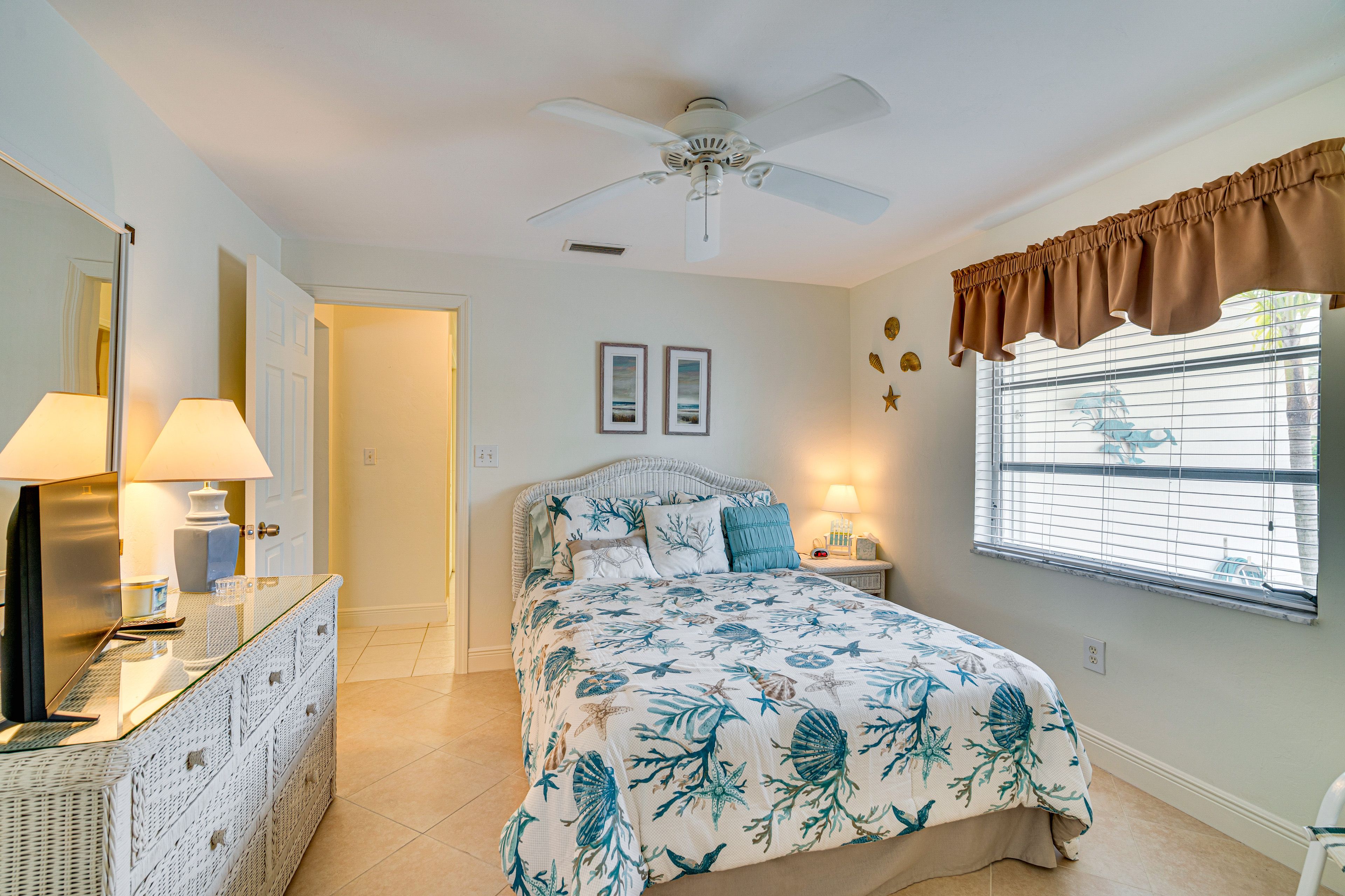 Bedroom 2 | Full Bed | Smart TV
