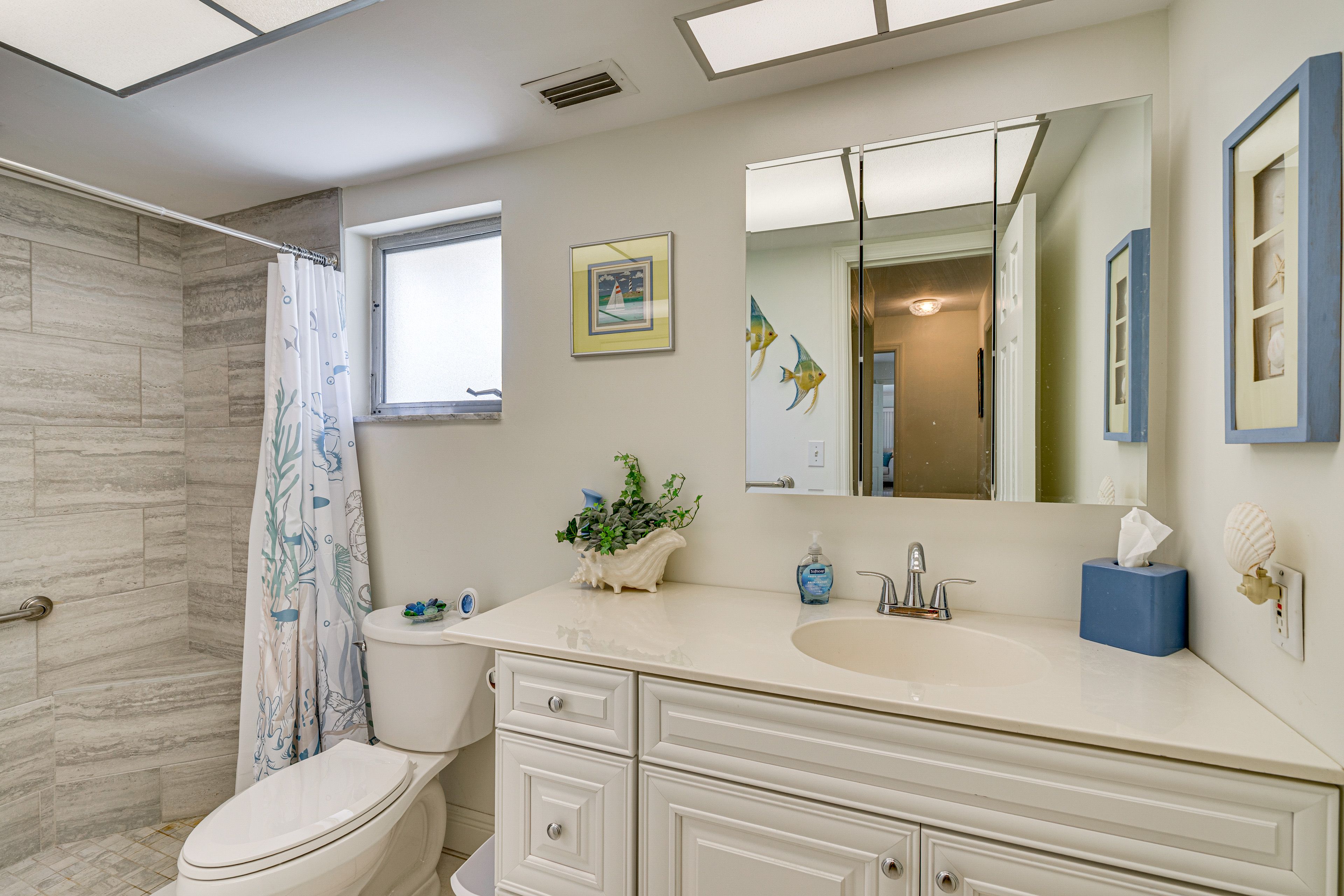 Full Bathroom | Towels Provided